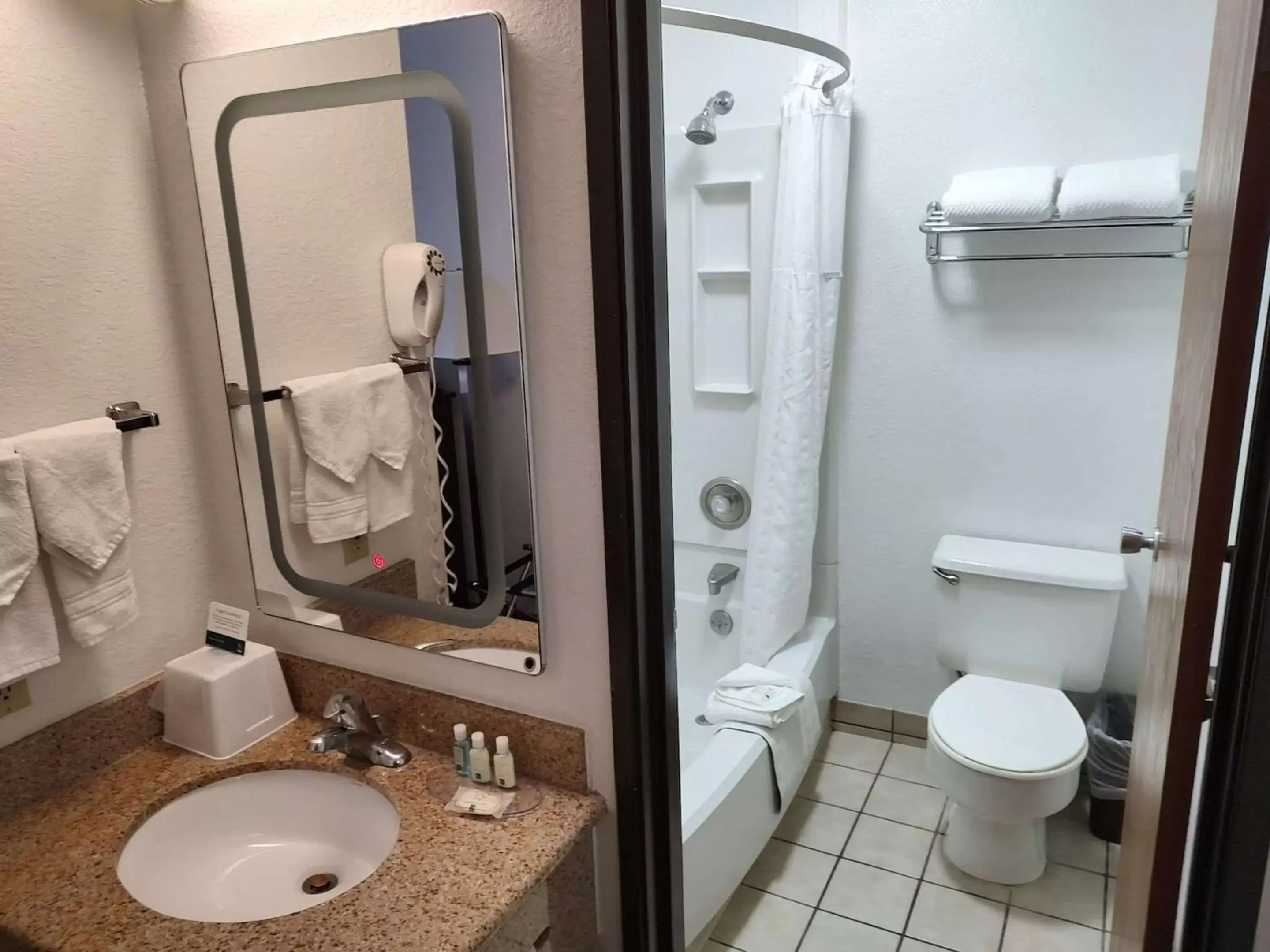 Bedroom, Bathroom in Quality Inn Wenatchee near Leavenworth