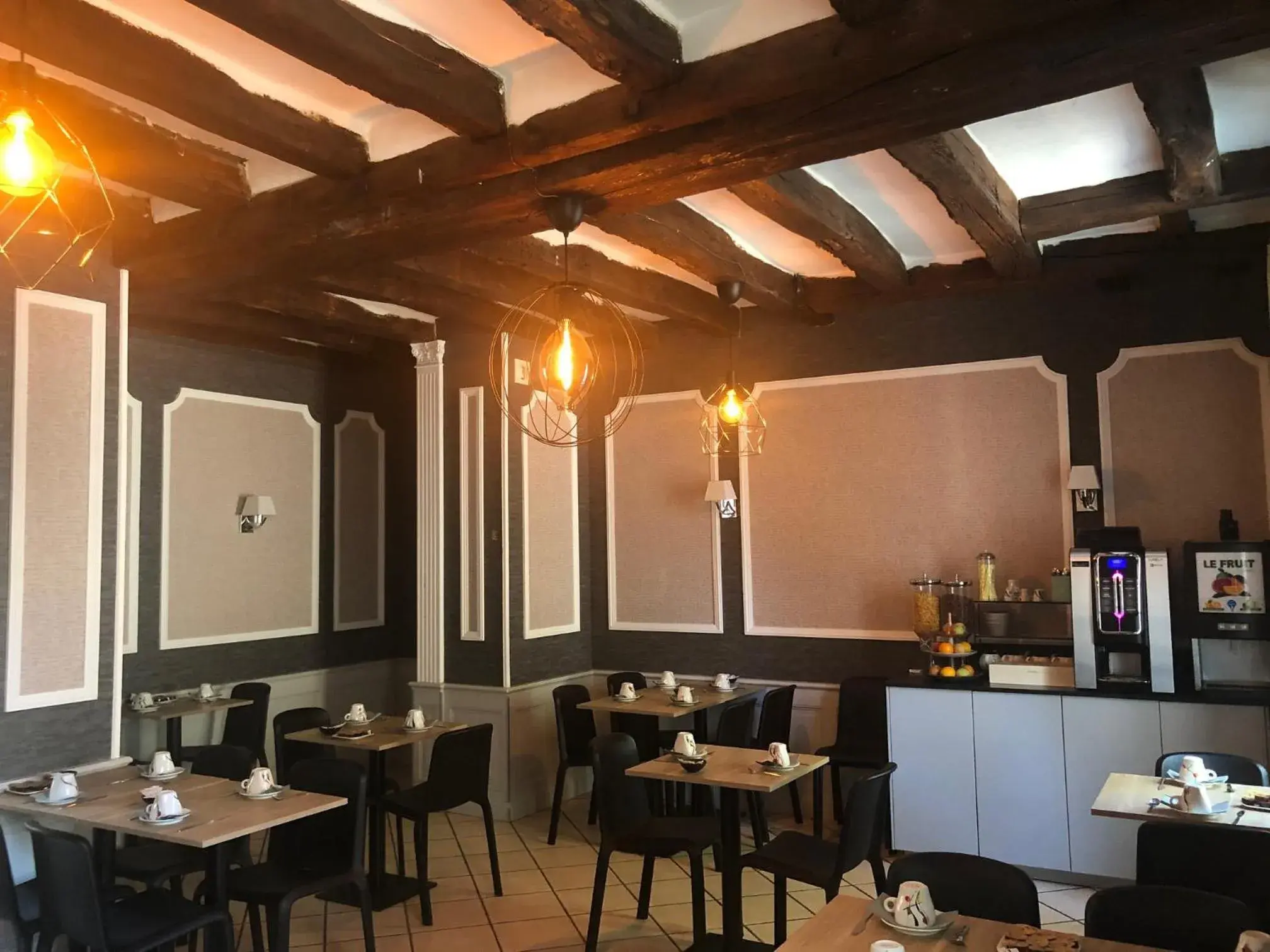 Restaurant/Places to Eat in Hôtel Le Blason