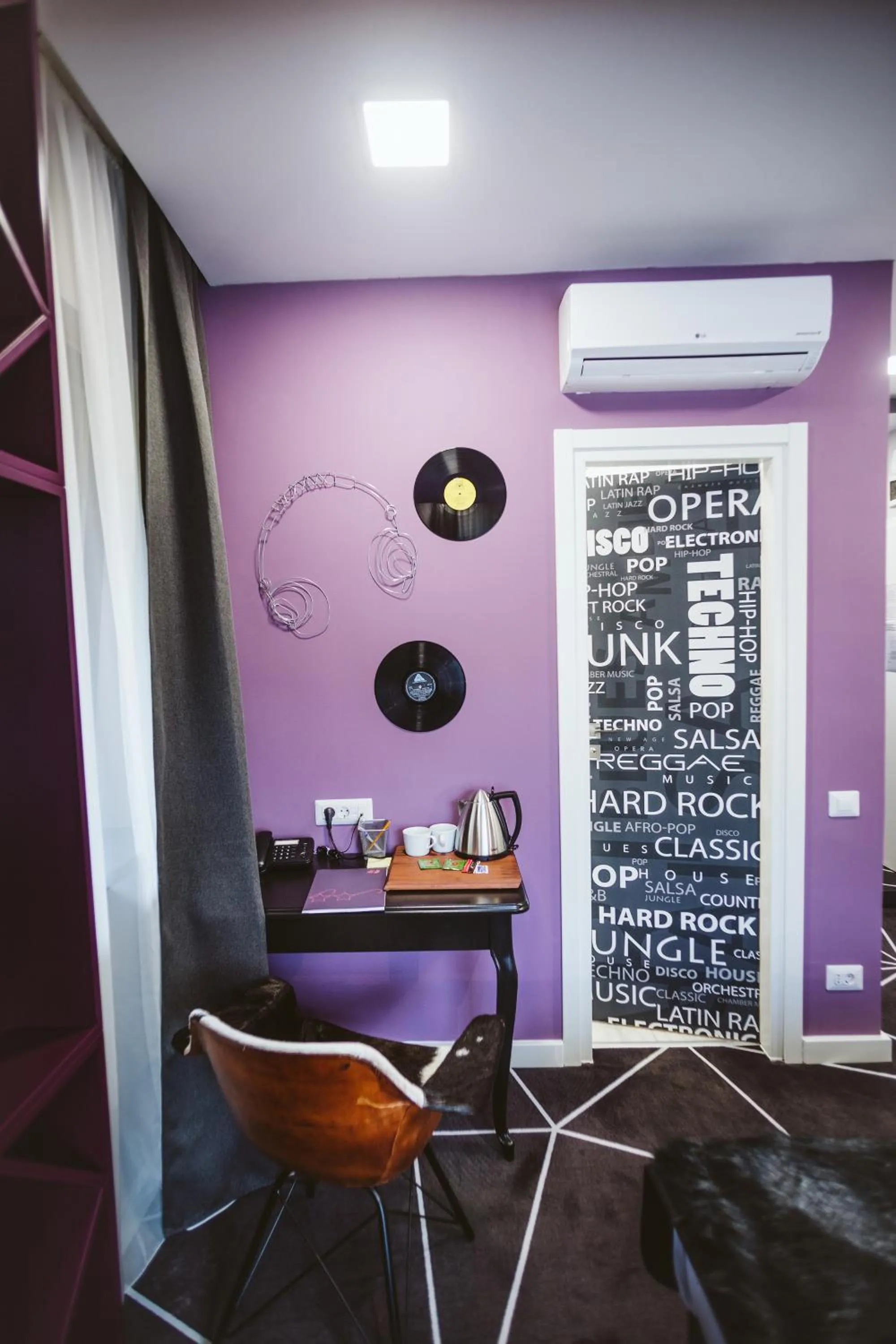 Photo of the whole room in Lol et Lola Hotel