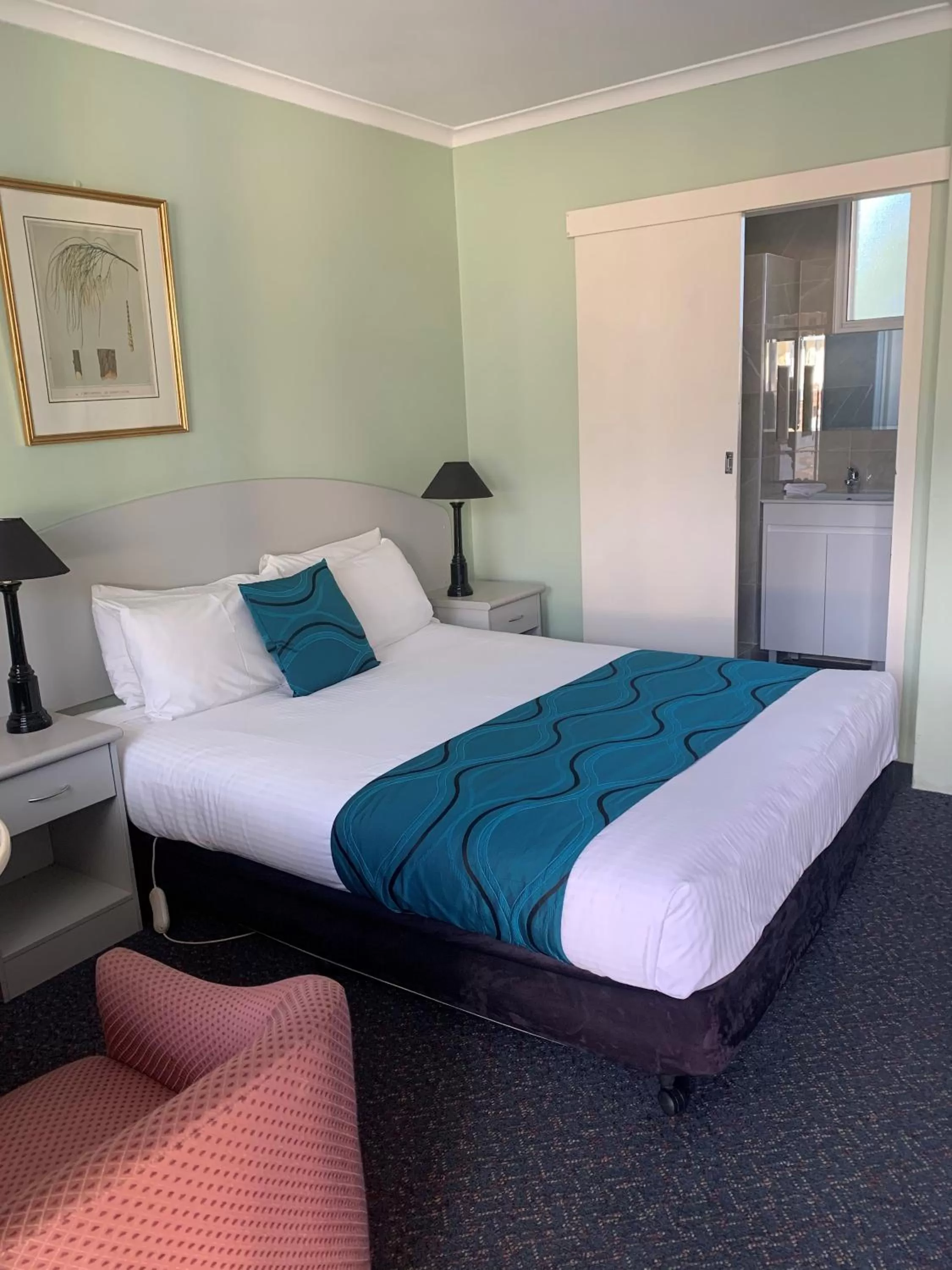 Bedroom, Bed in High Mountains Motor Inn