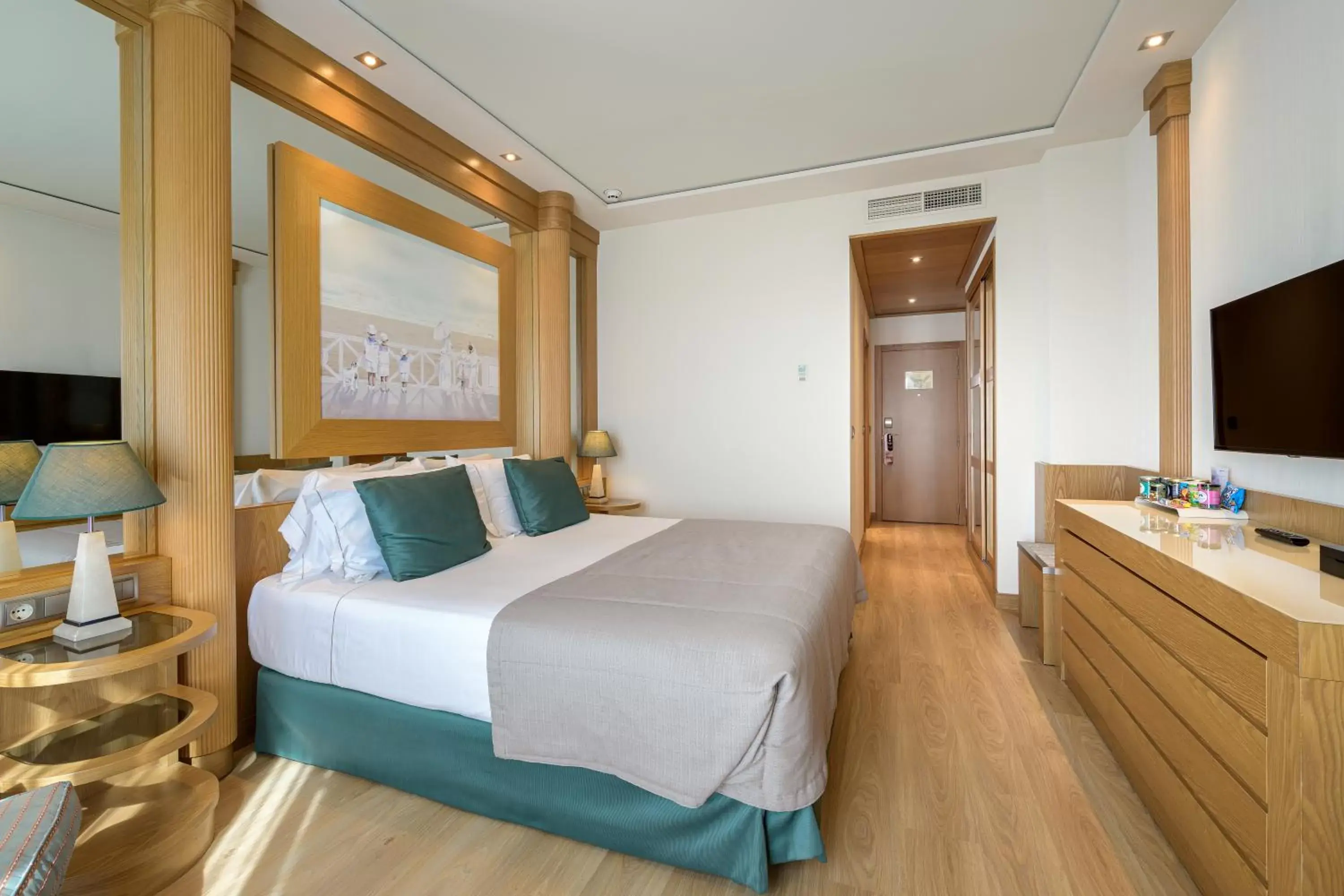 Communal lounge/ TV room, Bed in Las Arenas Balneario Resort