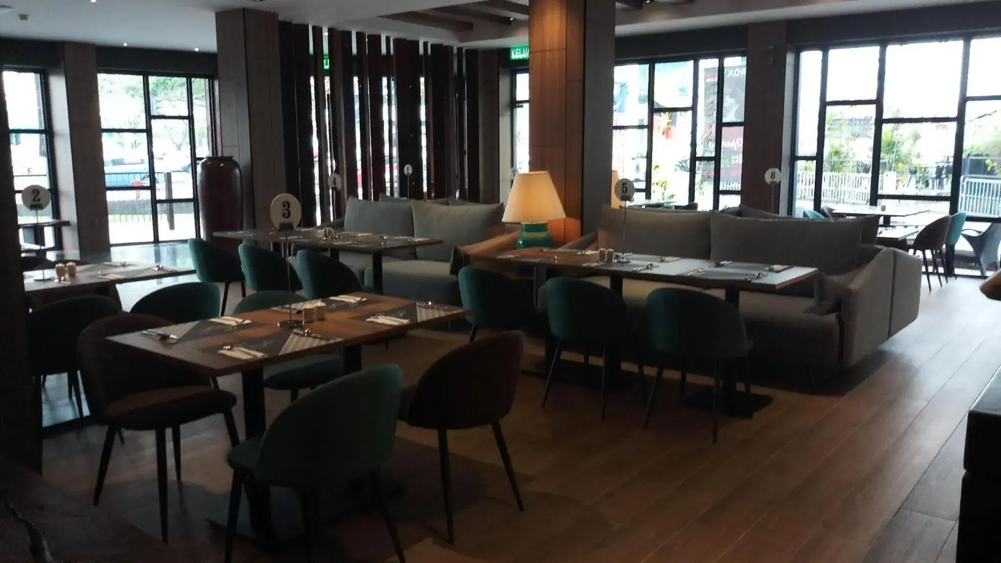 Restaurant/places to eat in Roxy Hotel Padungan