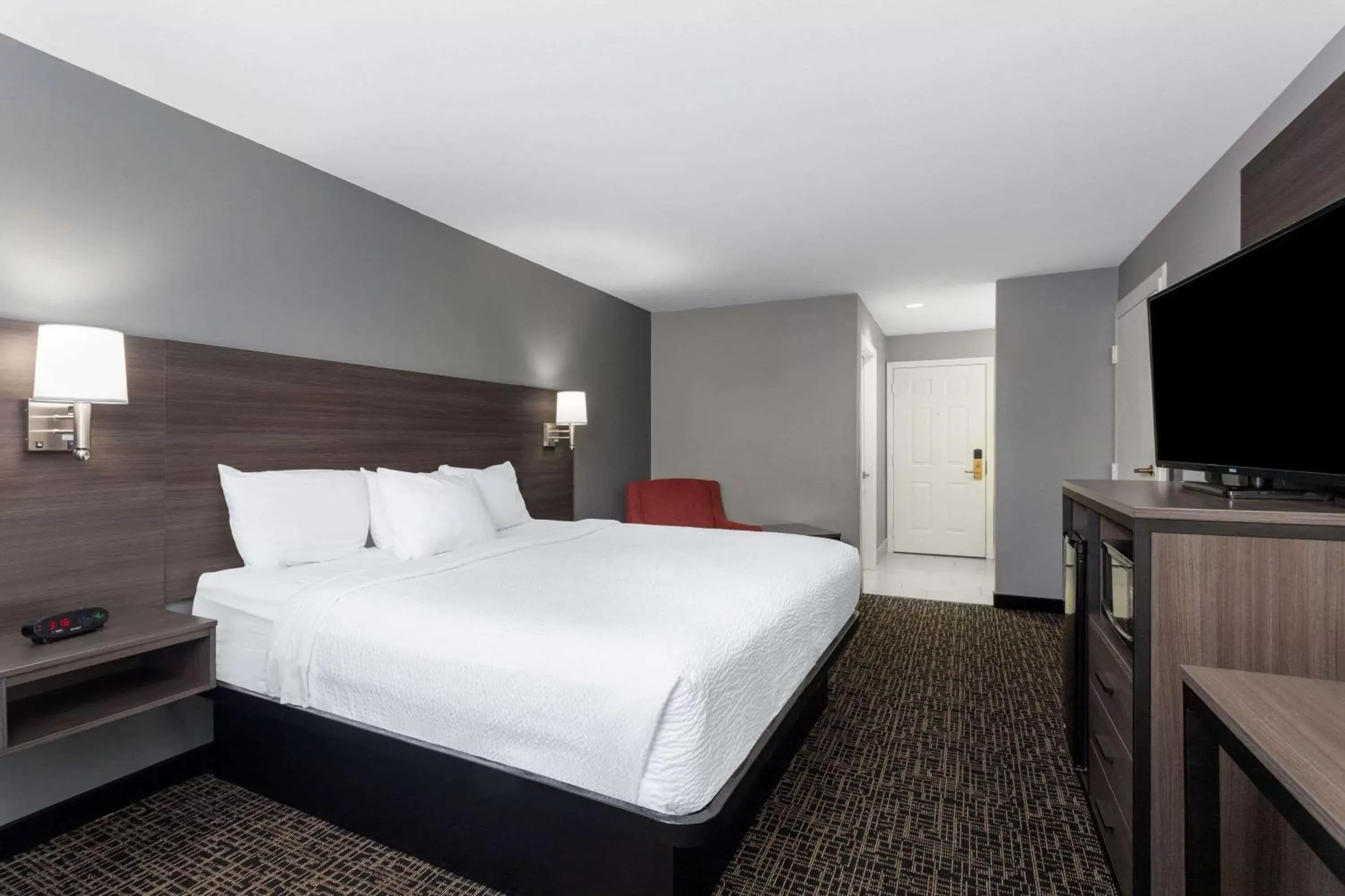 Photo of the whole room, Bed in Ramada by Wyndham Sellersburg/Louisville North