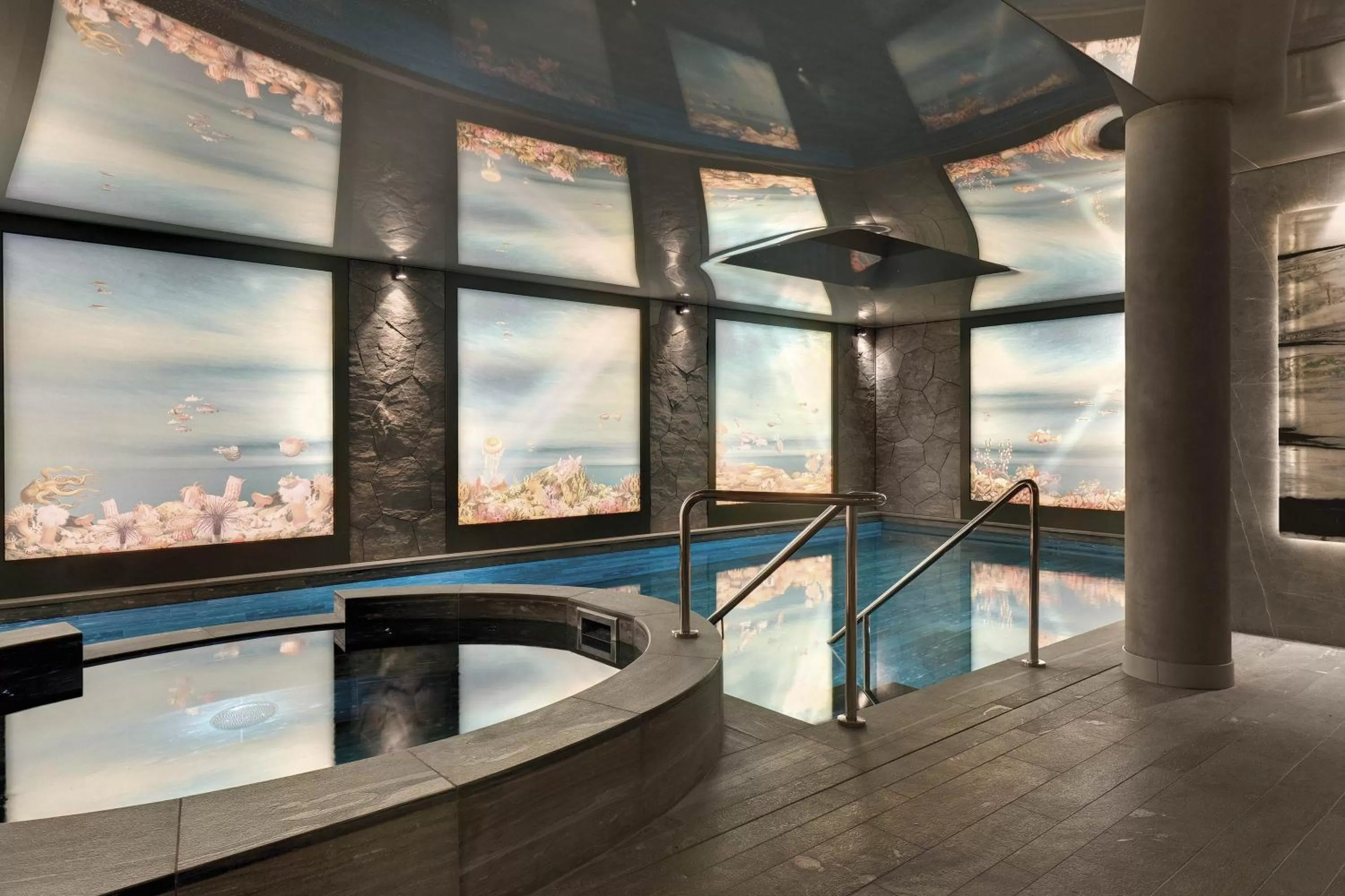 Swimming pool in La Demeure Montaigne