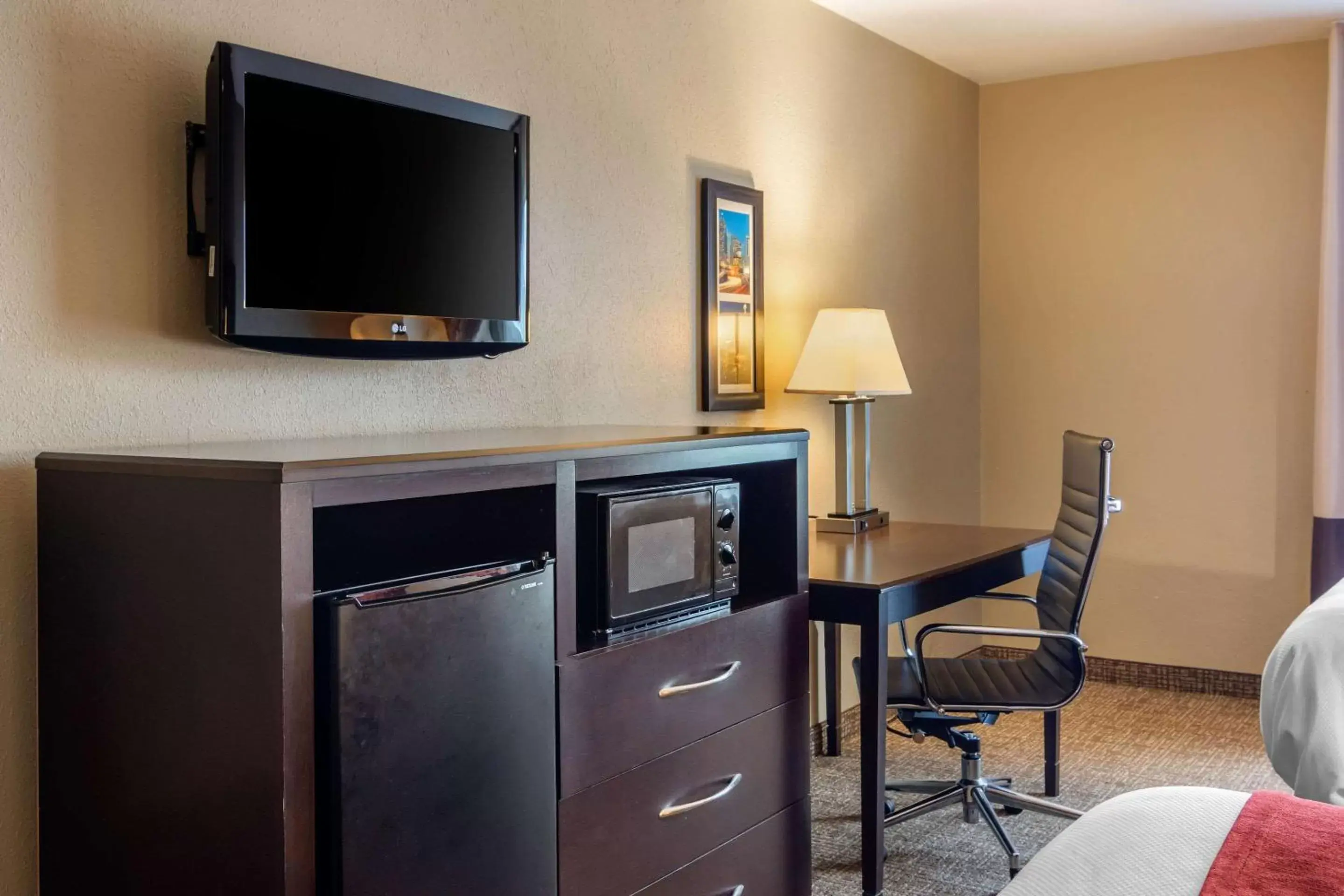 Photo of the whole room, TV/Entertainment Center in Comfort Inn & Suites Perry National Fairgrounds Area