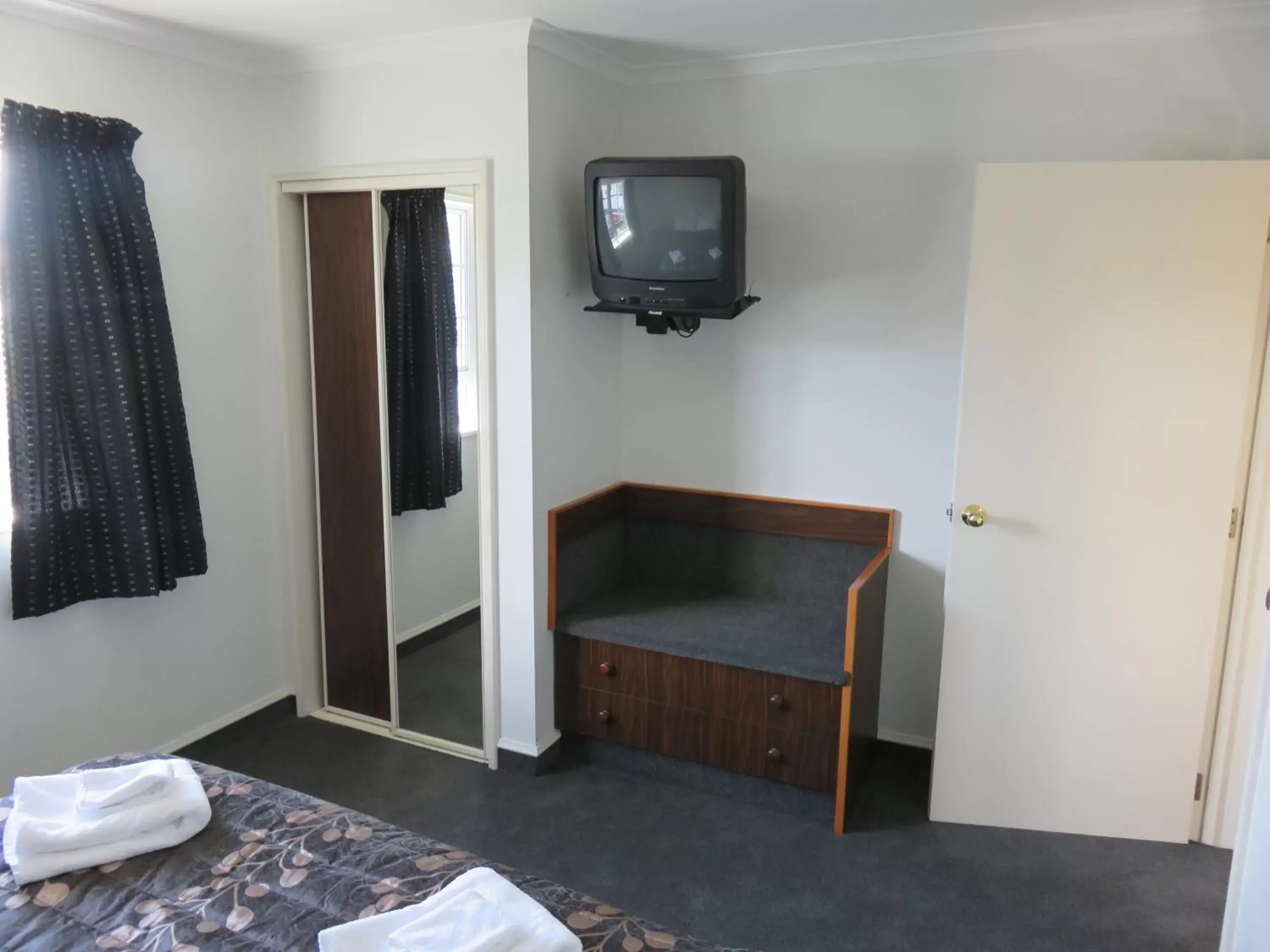 Bedroom, TV/Entertainment Center in Admirals Motor Lodge
