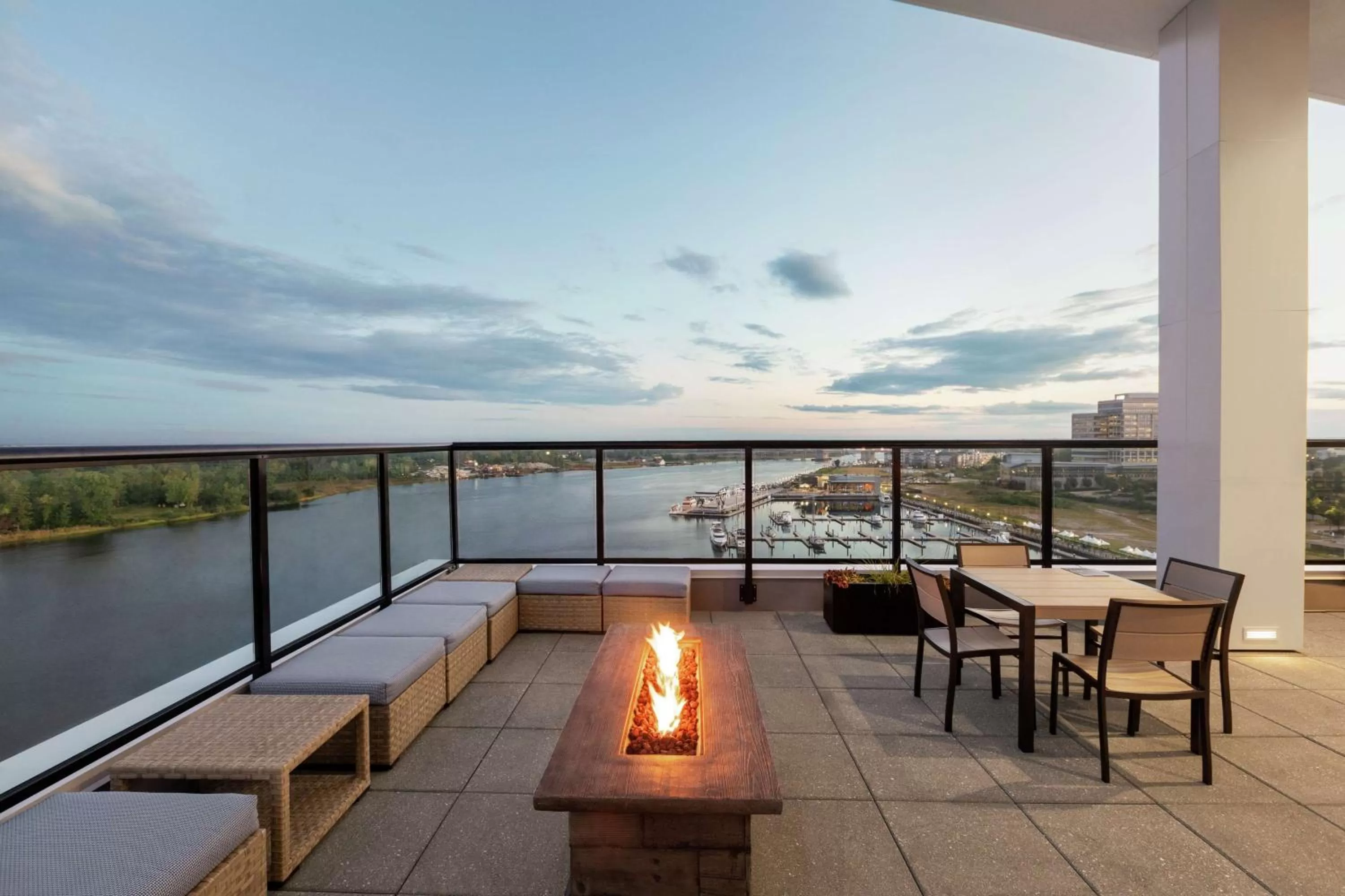 Lounge or bar in Embassy Suites By Hilton Wilmington Riverfront