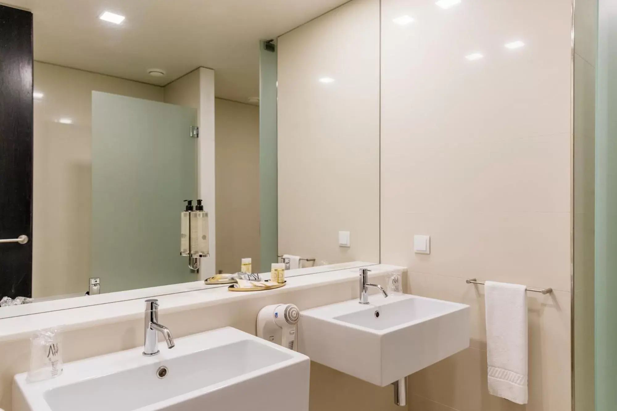 Bathroom in Axis Viana Business & SPA Hotel