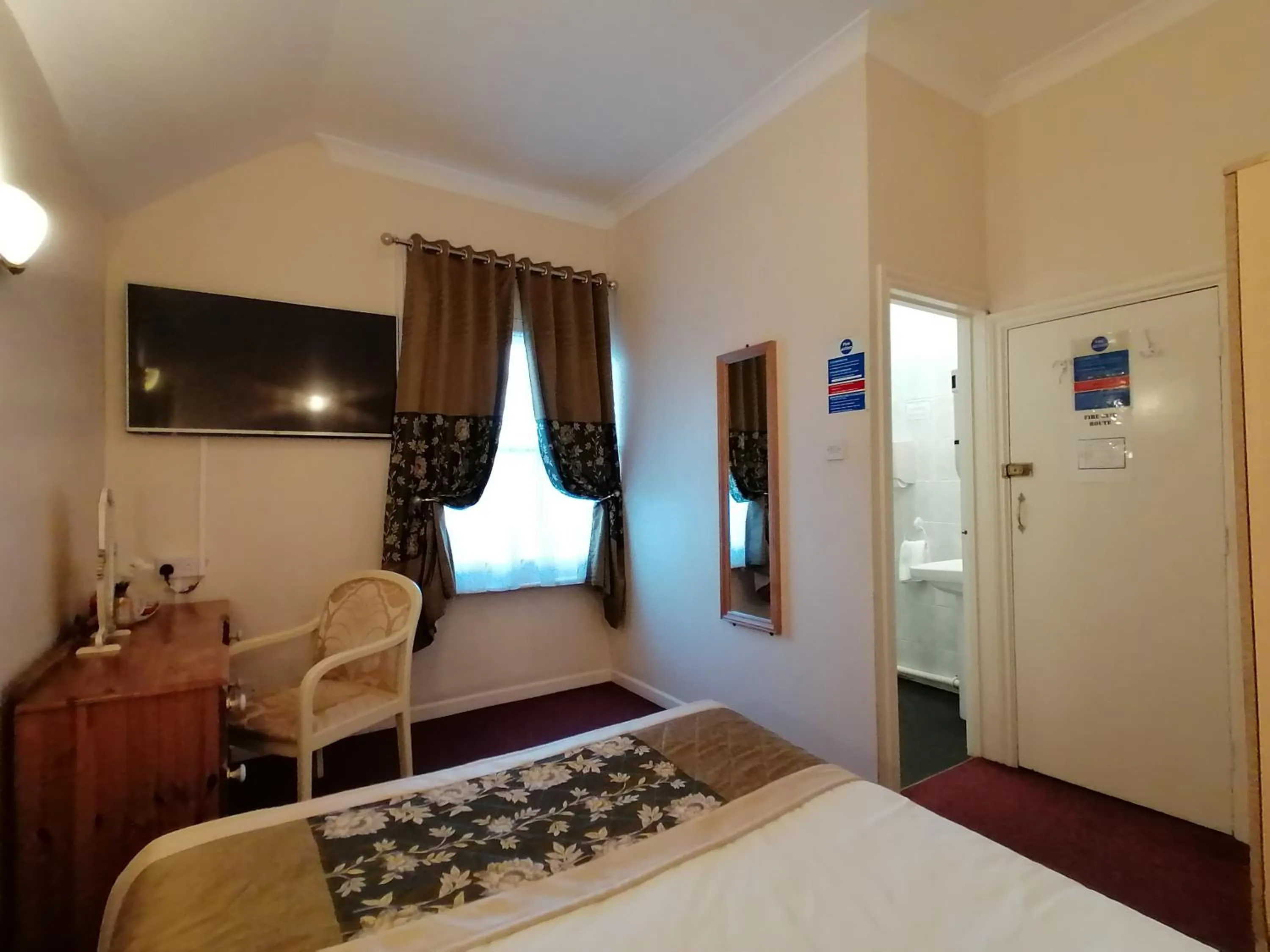 Bed in The Gordon House Hotel