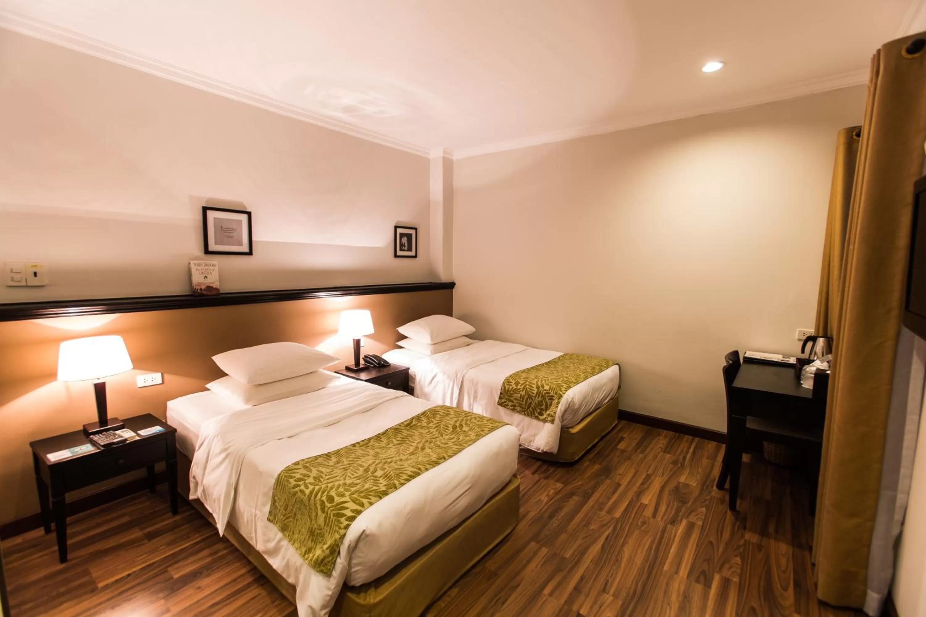 Photo of the whole room in The Alcove Library Hotel