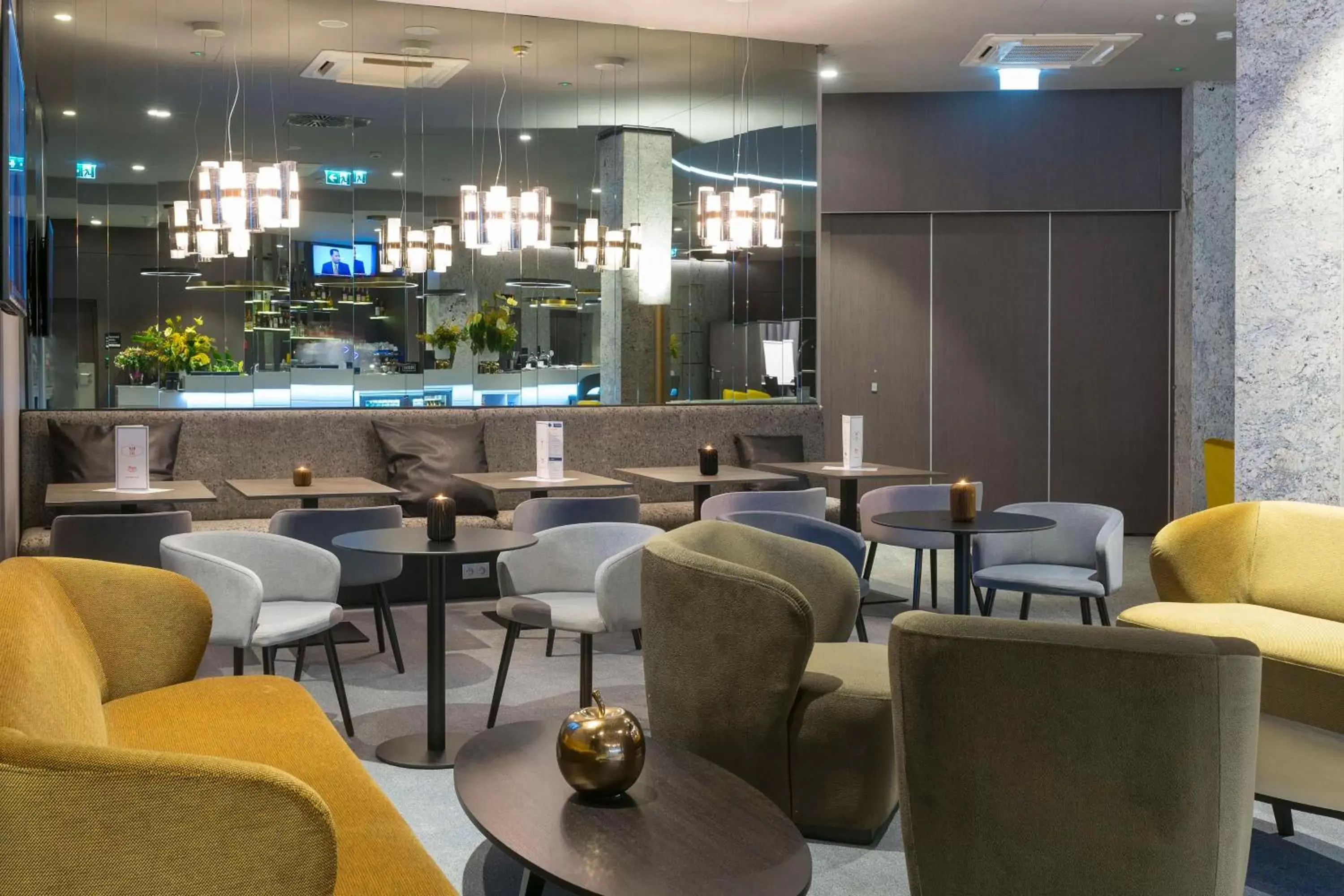 Lobby or reception, Lounge/Bar in Hampton By Hilton Poznan Old Town