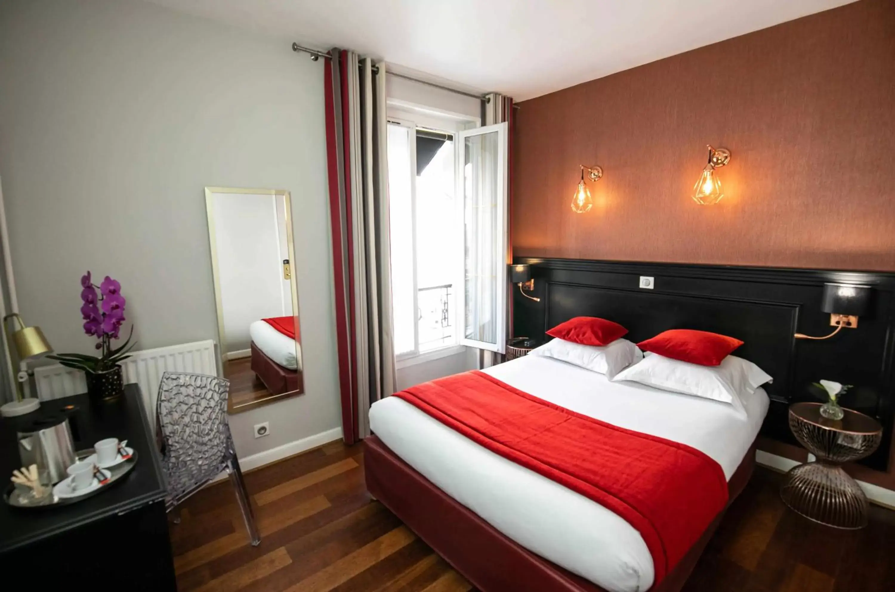 Photo of the whole room, Bed in Hôtel Eiffel Rive Gauche