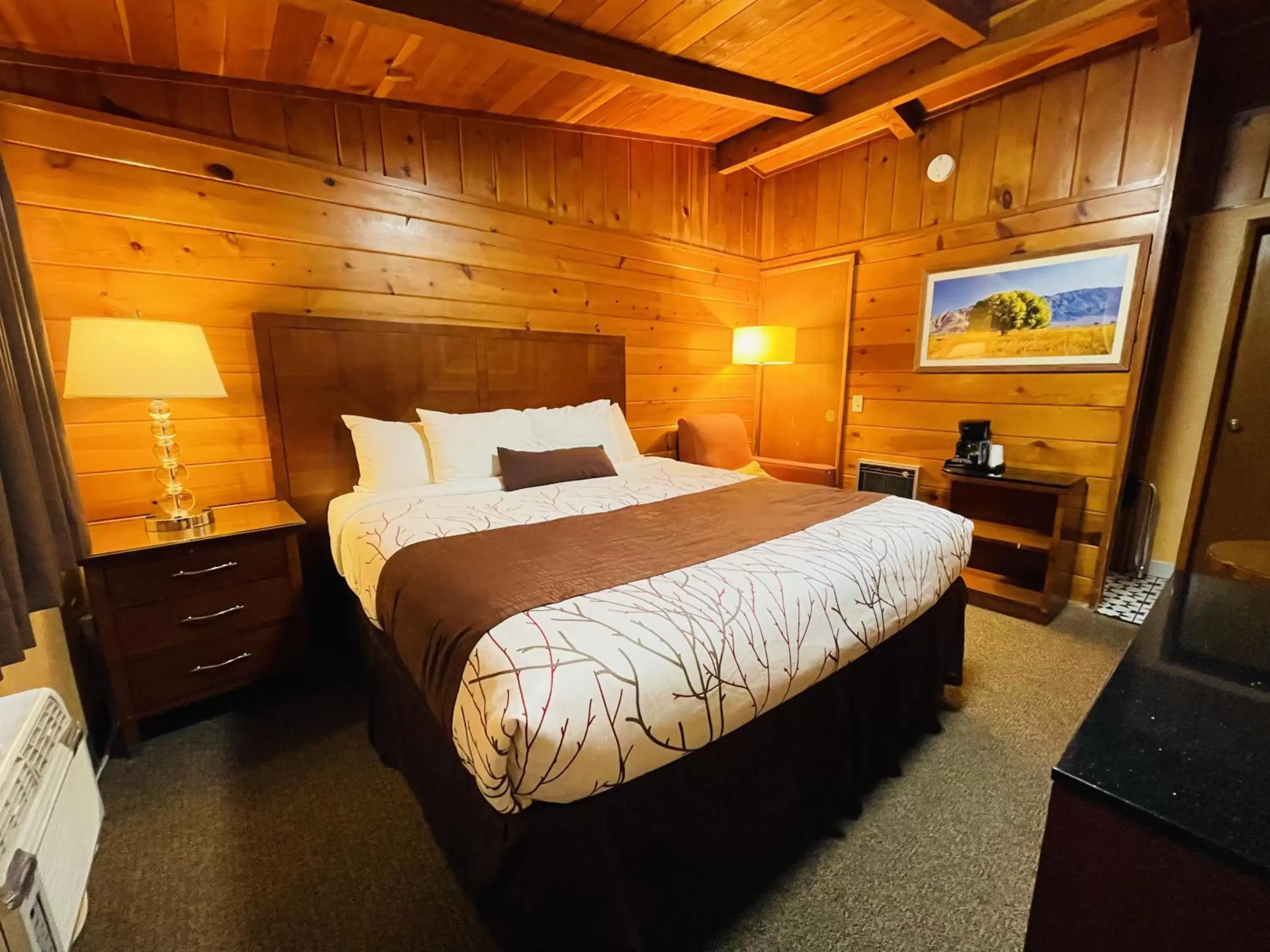 Bed in Apple Inn Motel