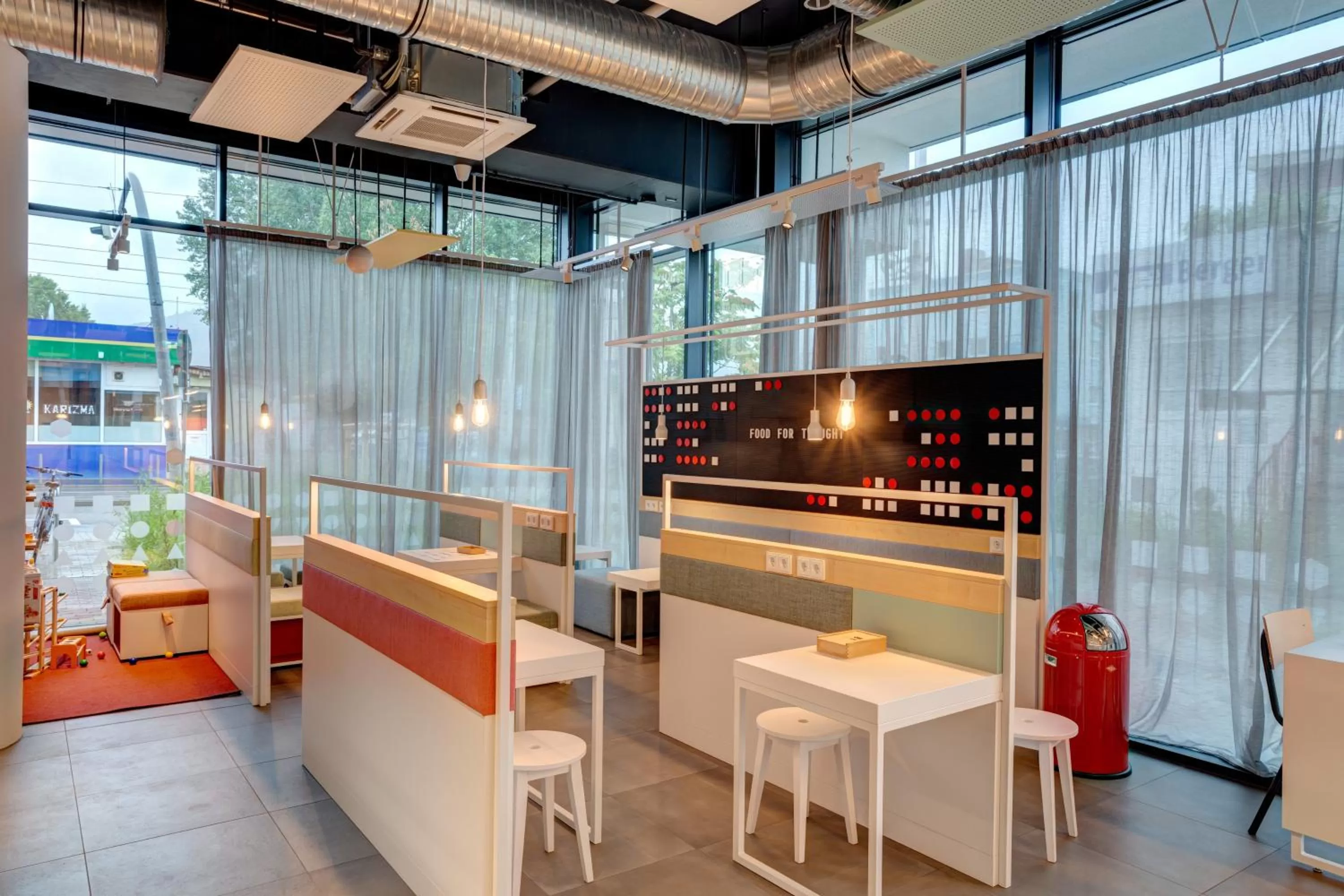 Communal lounge/ TV room in MEININGER Hotel Heidelberg Hauptbahnhof