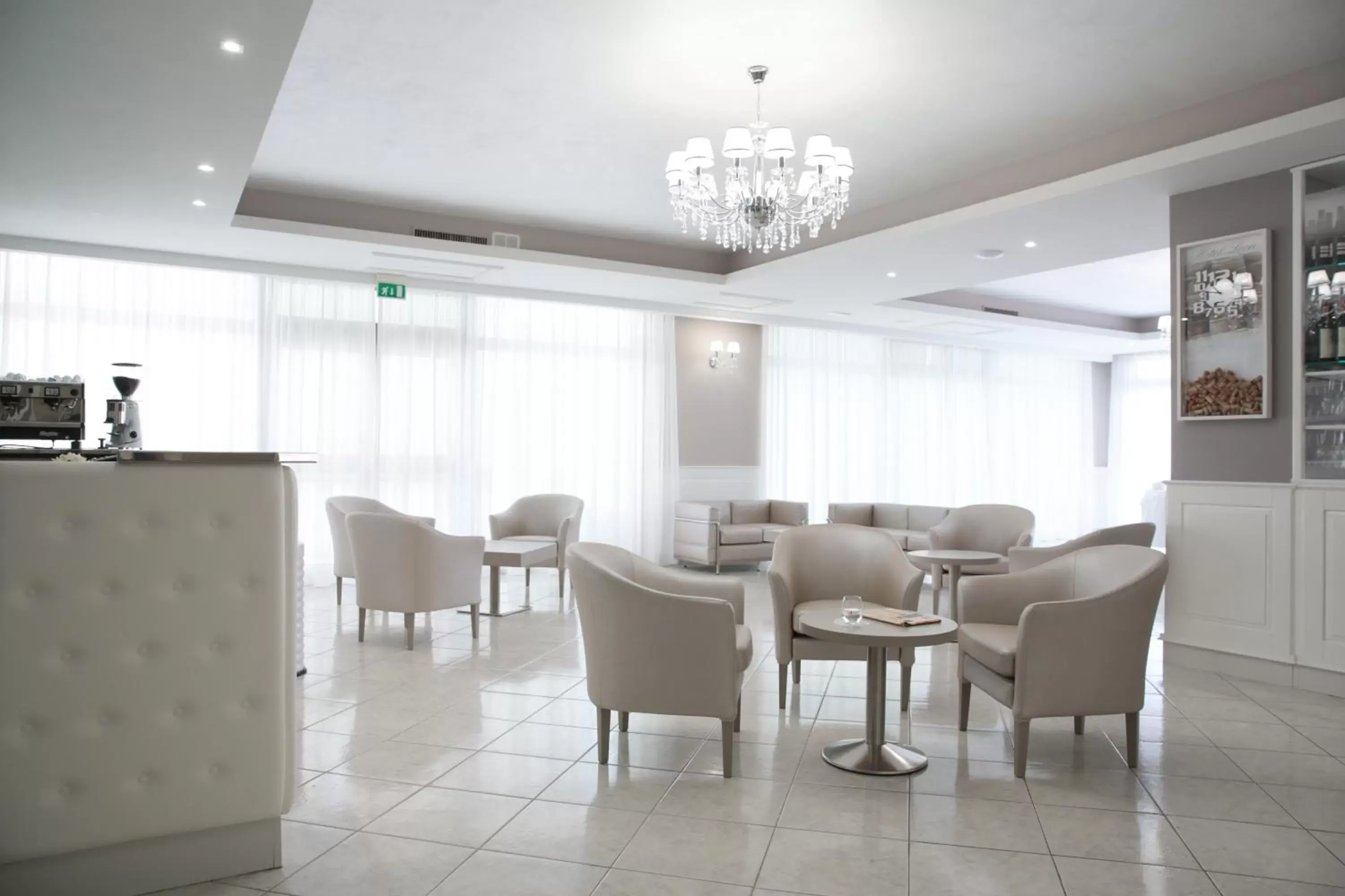 Communal lounge/ TV room in Hotel Leon - Ristorante Al Cavallino Rosso