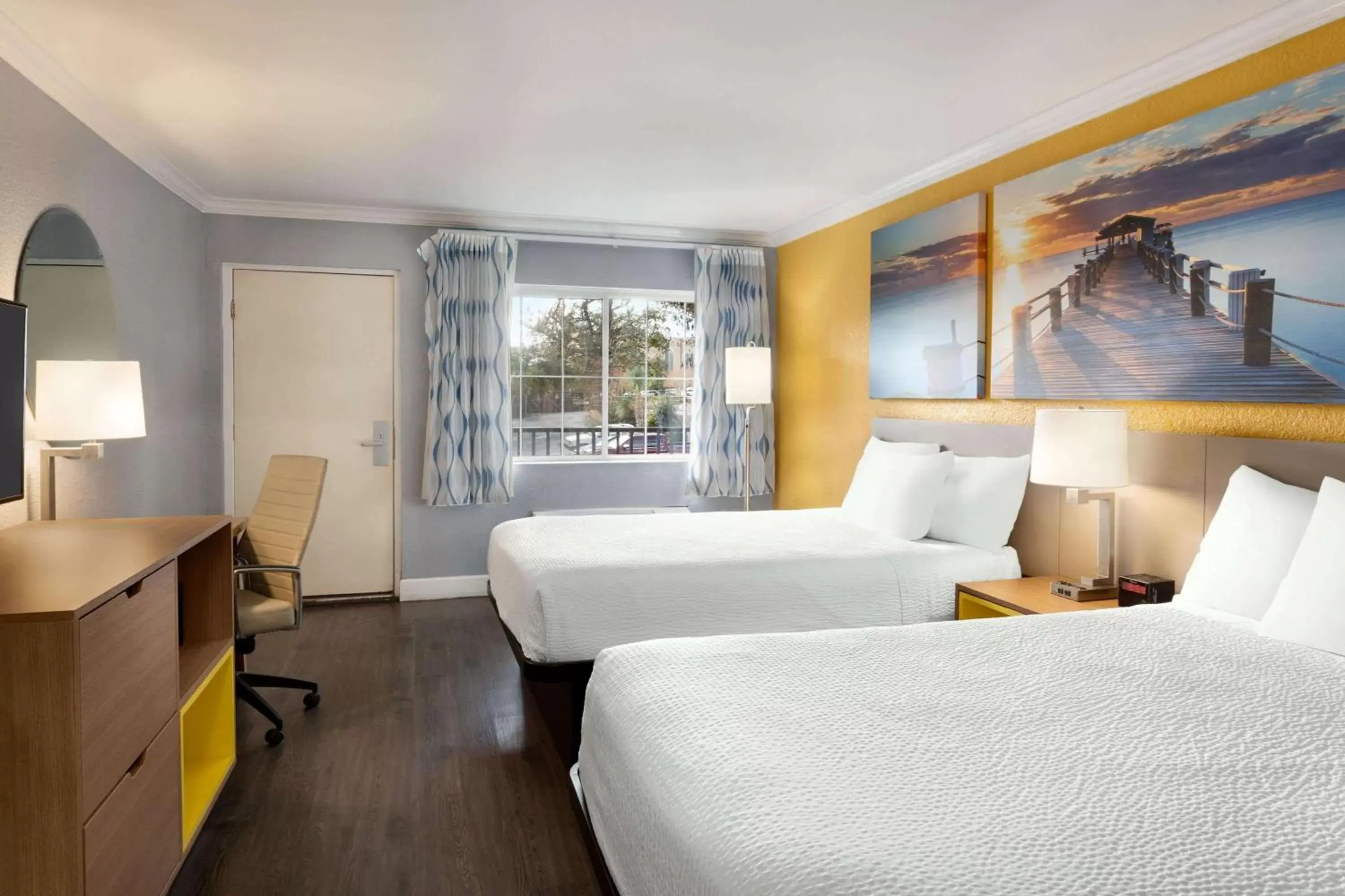 Photo of the whole room, Bed in Days Inn by Wyndham Pensacola - Historic Downtown Photo of the whole room, Bed in Days Inn by Wyndham Pensacola - Historic Downtown