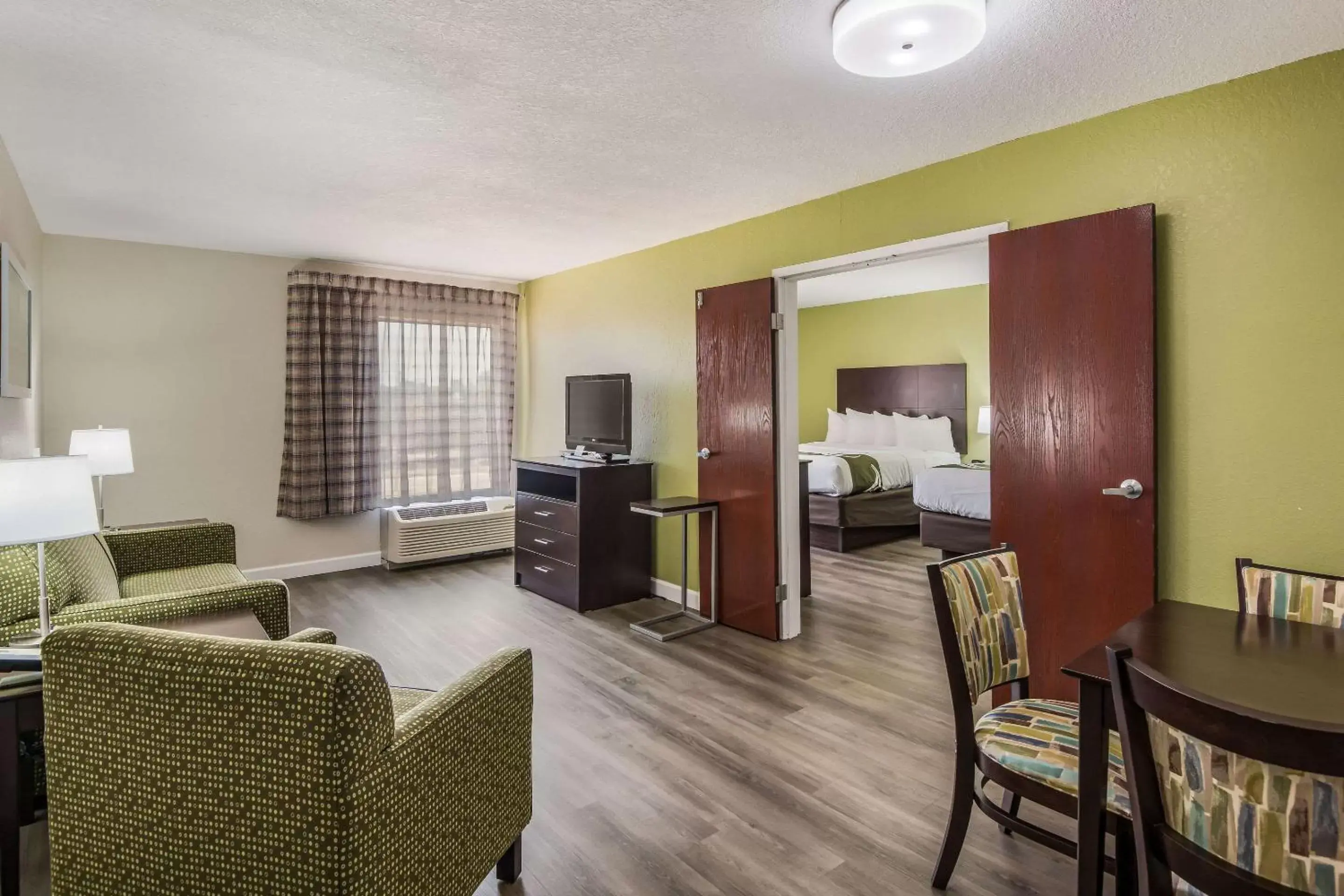 Photo of the whole room, Seating Area in Quality Inn & Suites Quincy - Downtown