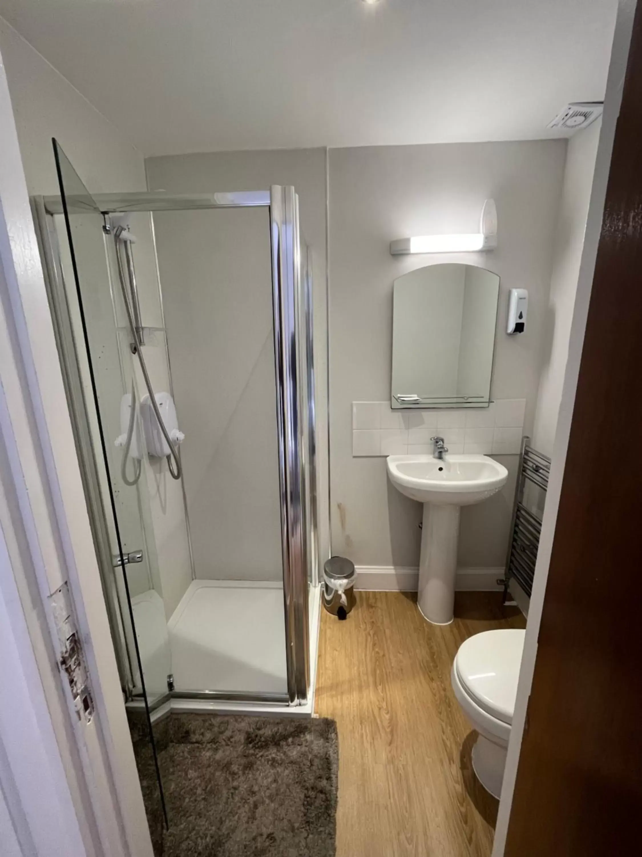 Shower, Bathroom in Park View Rooms