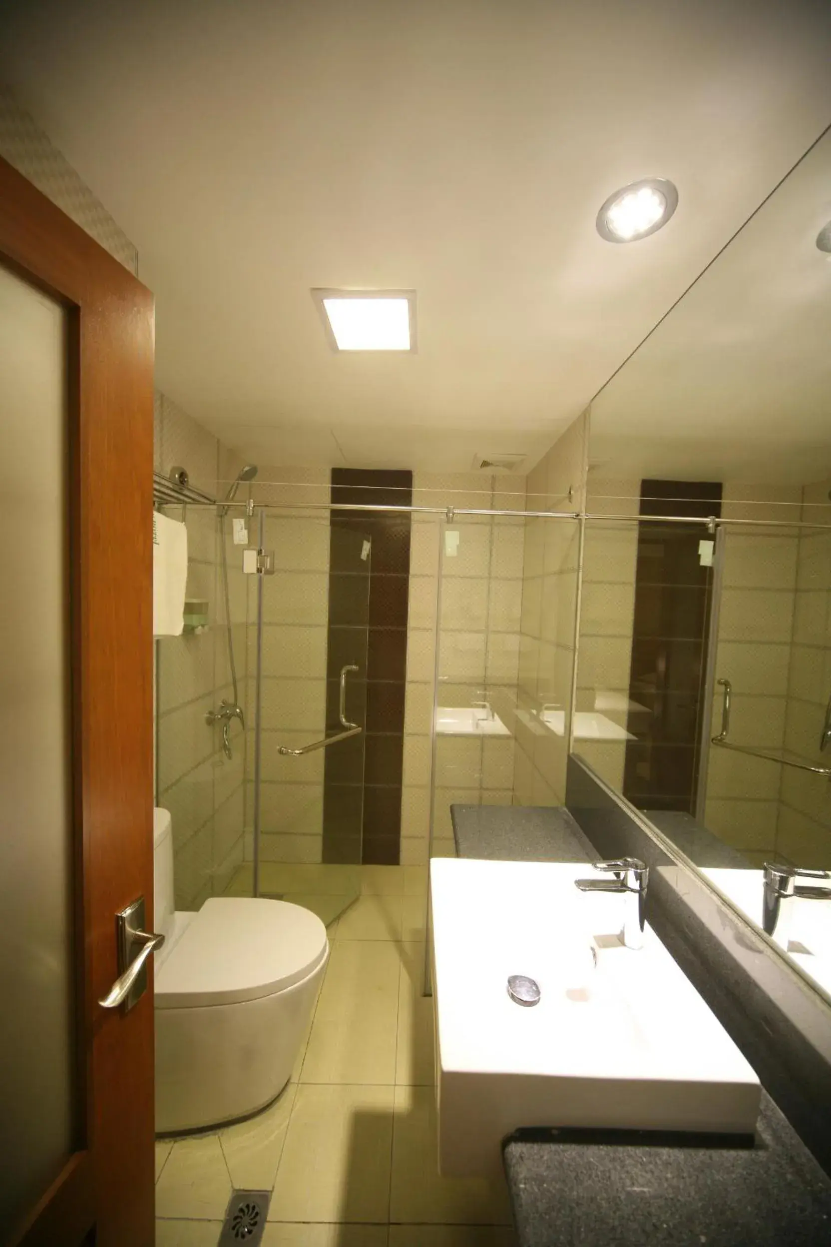 Bathroom in Cardogan Hotel