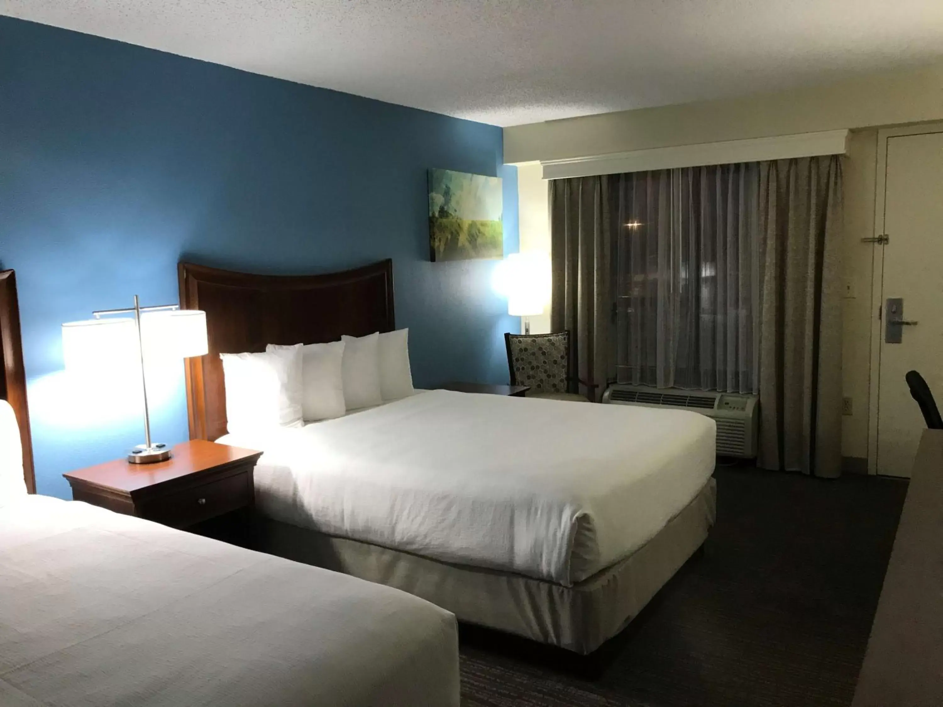 Photo of the whole room, Bed in Best Western Inn & Suites Monroe