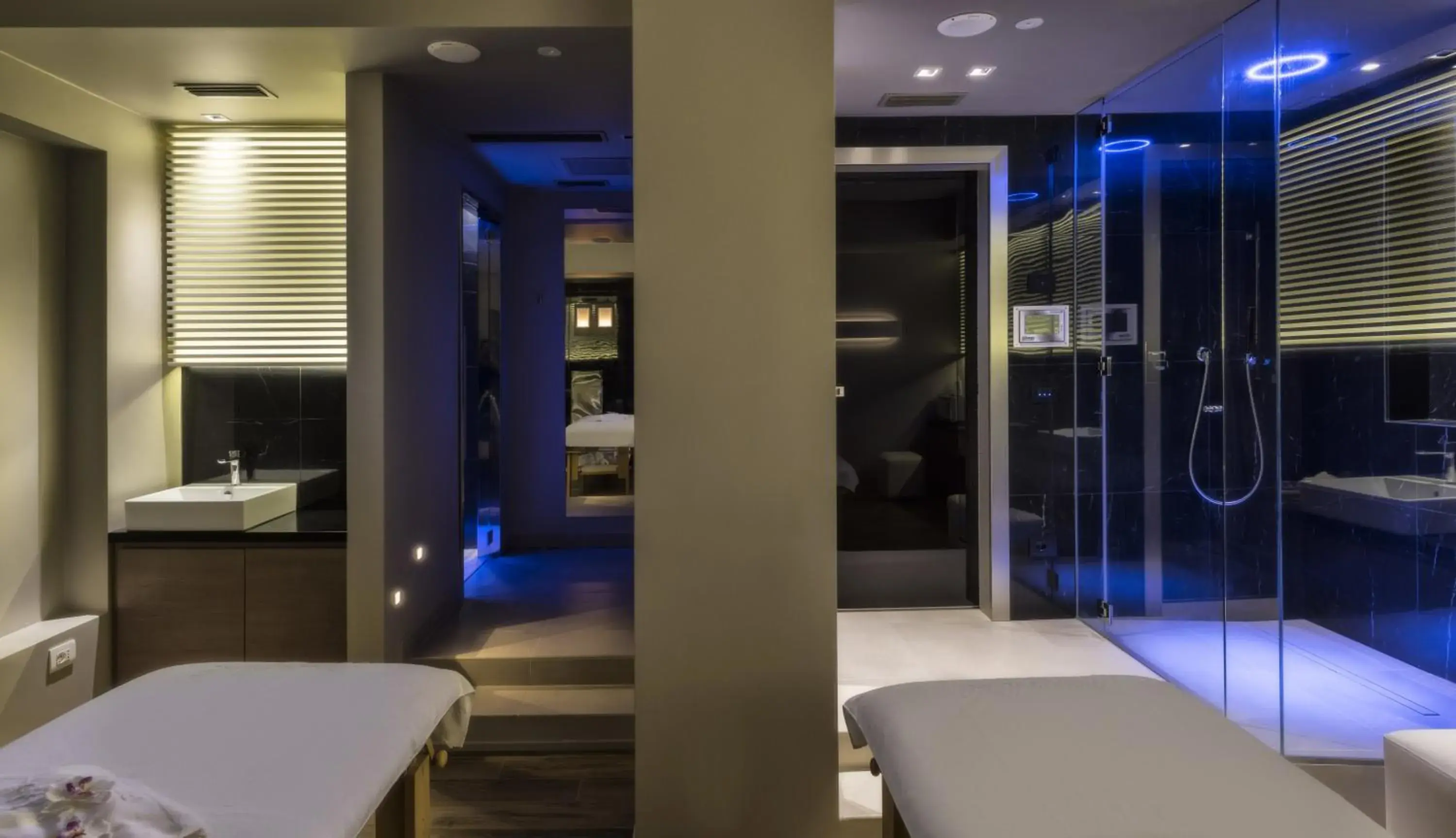 Massage, Bathroom in Hotel Atlantic