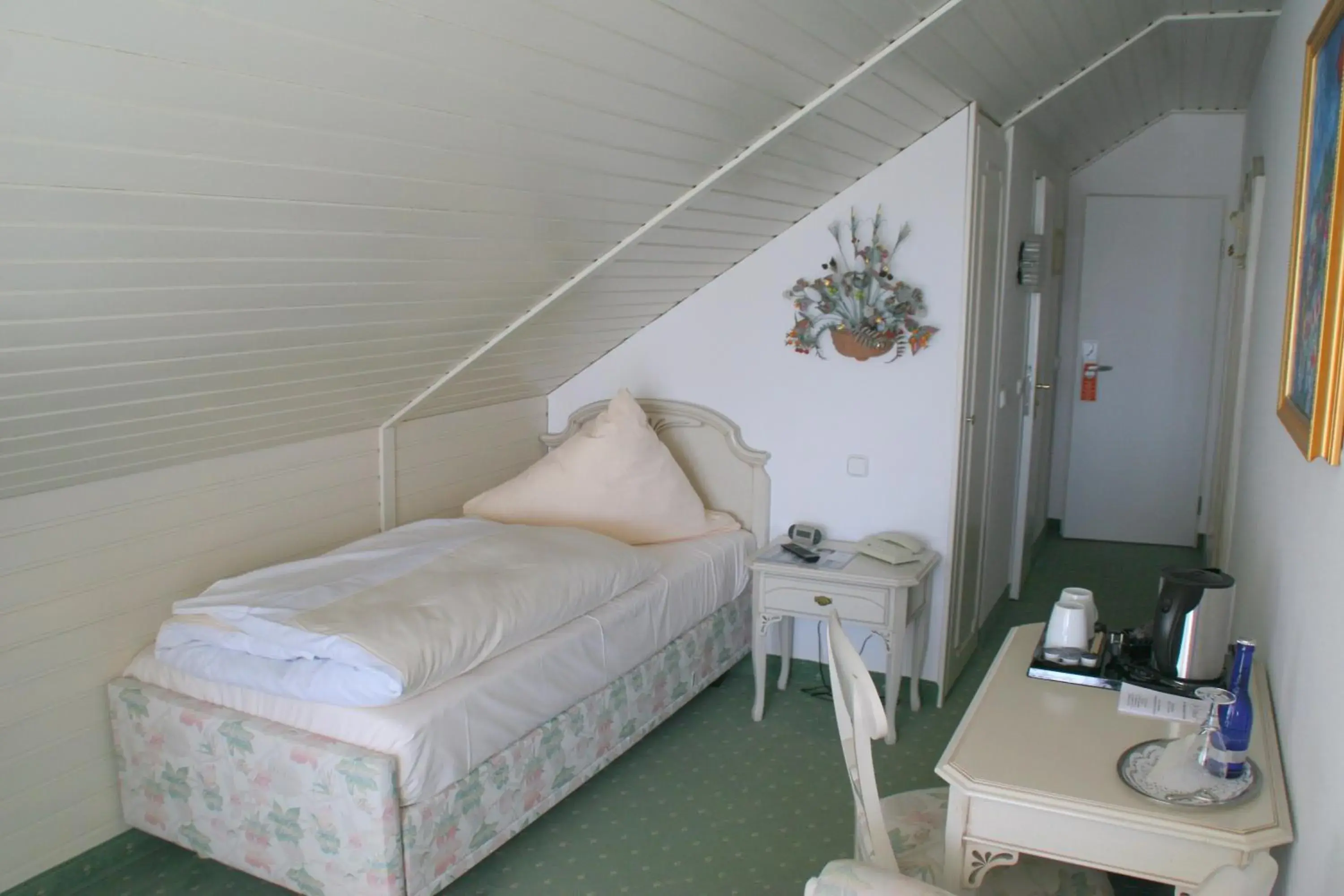 Shower, Bed in Best Western Hotel Rhön Garden