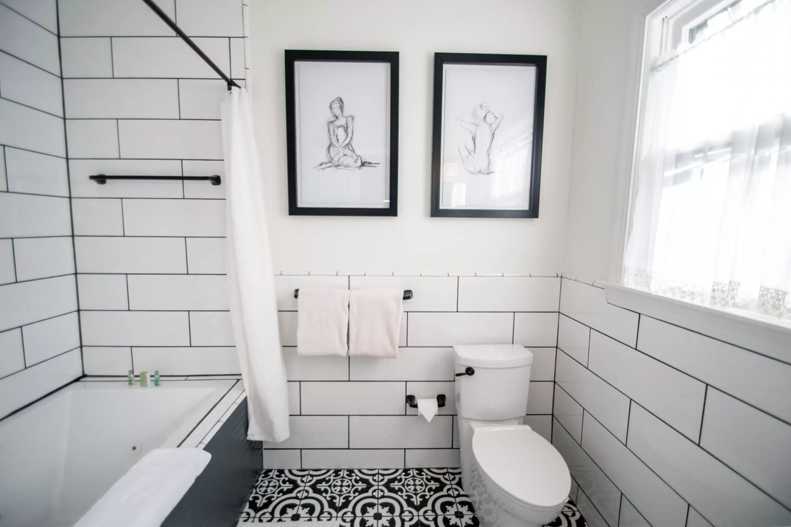 Bathroom in Looking Glass Inn