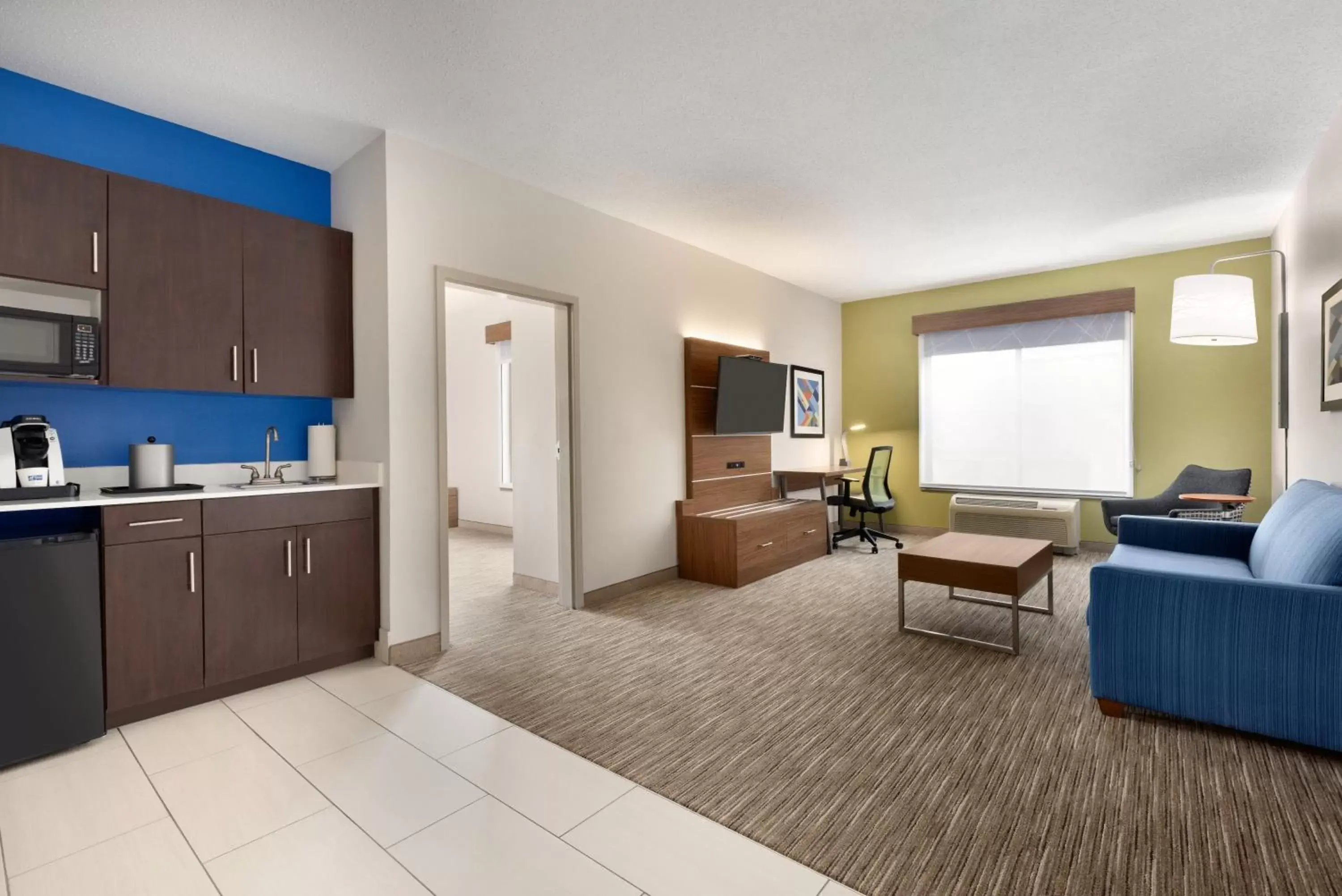 Photo of the whole room, Kitchen/Kitchenette in Holiday Inn Express Hotel & Suites Opelika Auburn, an IHG Hotel