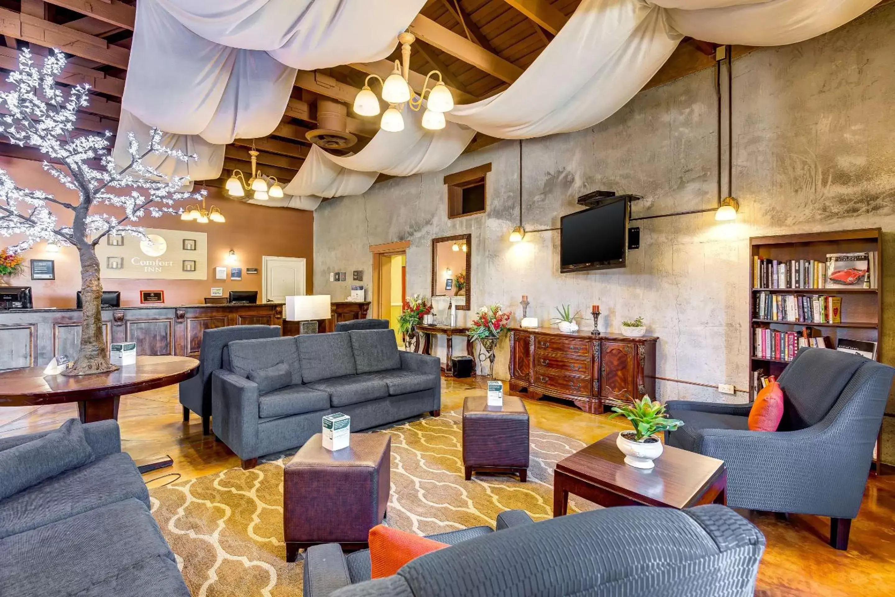Lobby or reception, Seating Area in Comfort Inn Pomona Near FairPlex