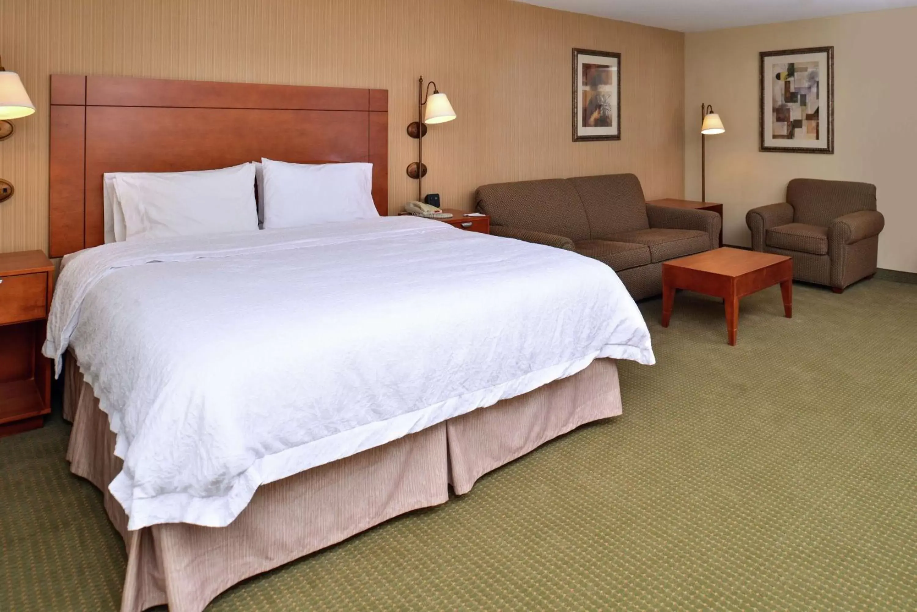 Living room, Bed in Hampton Inn Harrison