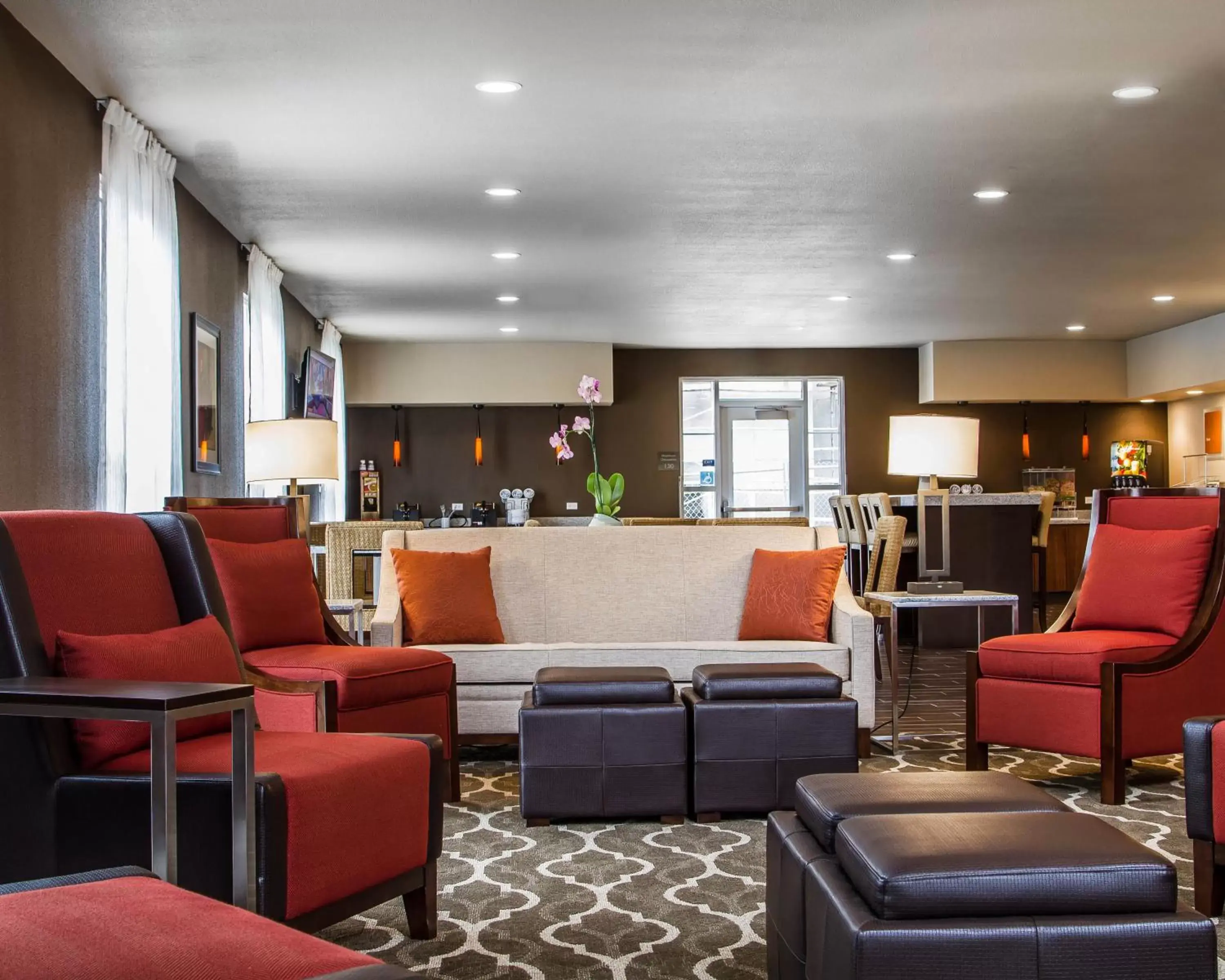 Communal lounge/ TV room, Lobby/Reception in Comfort Suites Woodland - Sacramento Airport