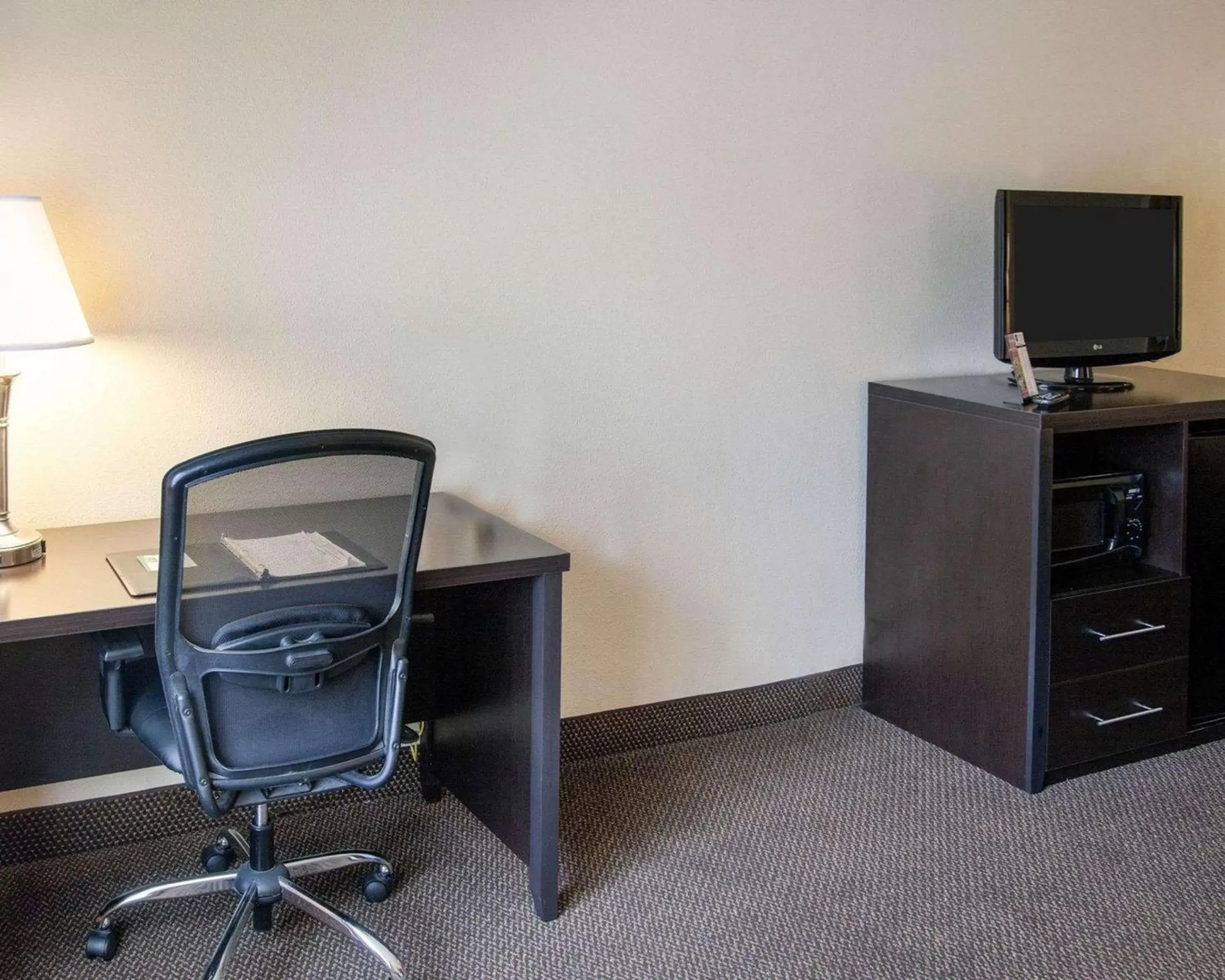 Photo of the whole room, TV/Entertainment Center in Quality Inn & Suites Niles