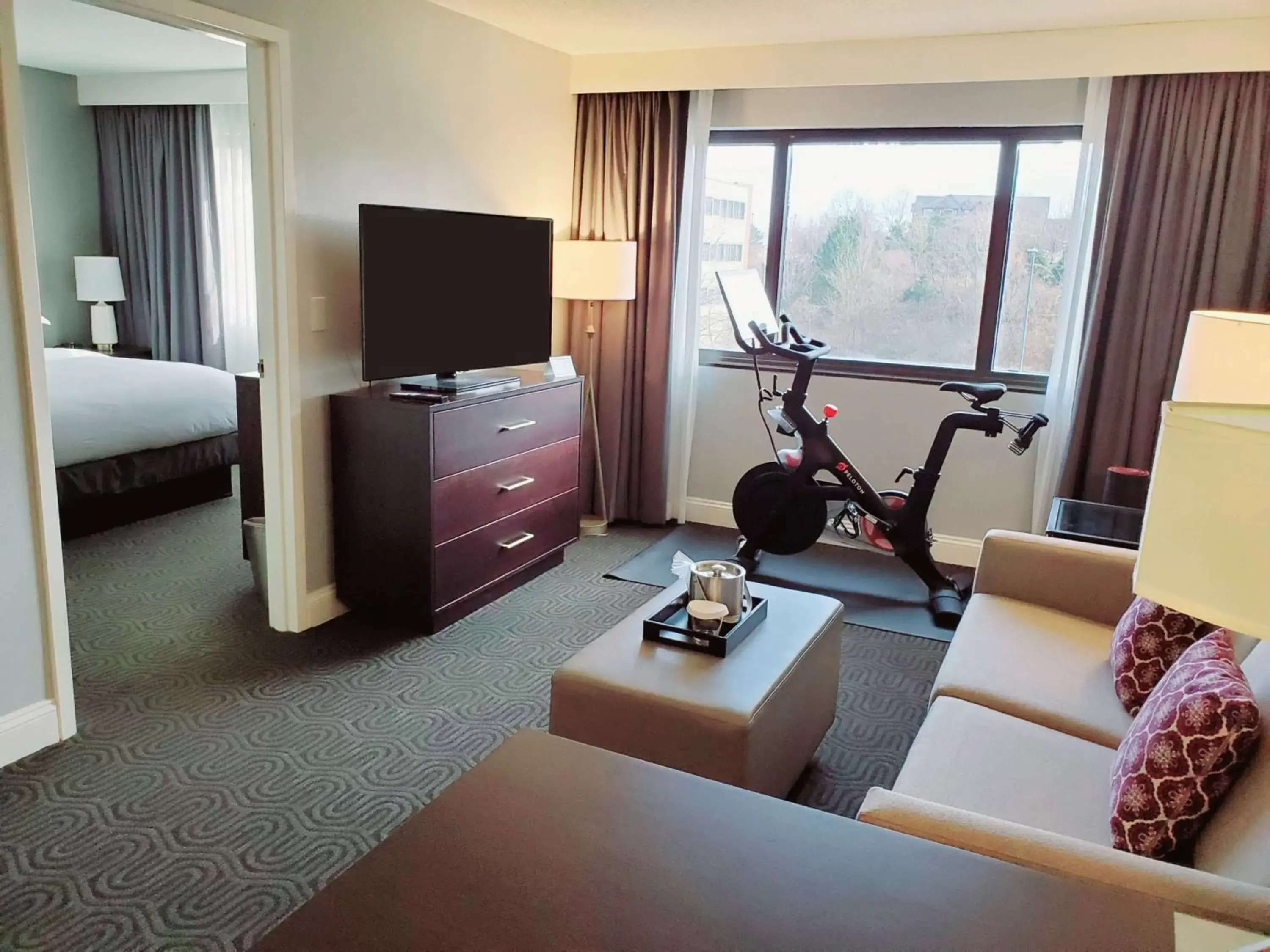 Living room, TV/Entertainment Center in Hilton Suites Brentwood