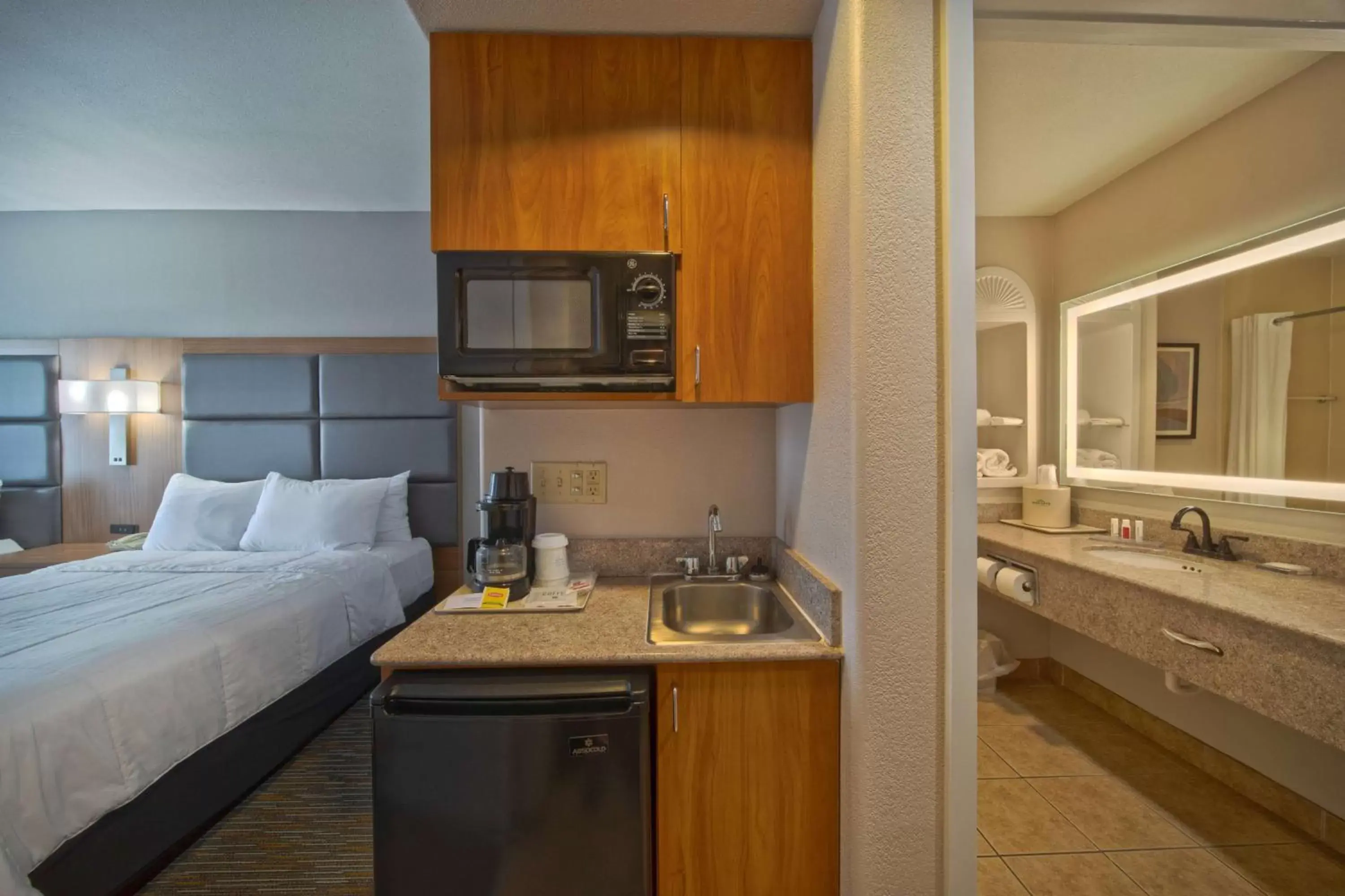 Photo of the whole room, Kitchen/Kitchenette in Wingate by Wyndham Houston Bush Intercontinental Airport