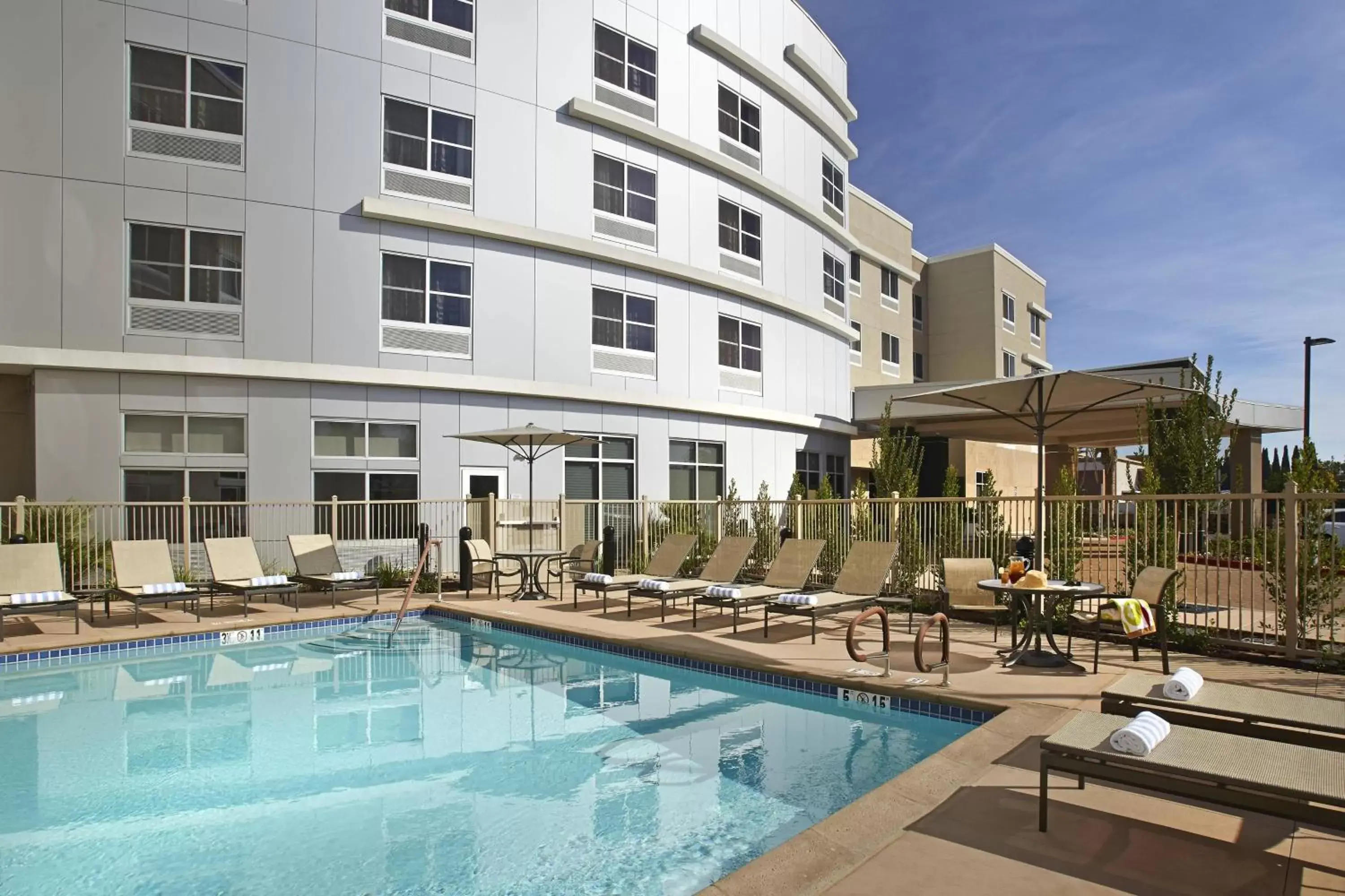 Swimming Pool in Courtyard by Marriott Sunnyvale Mountain View