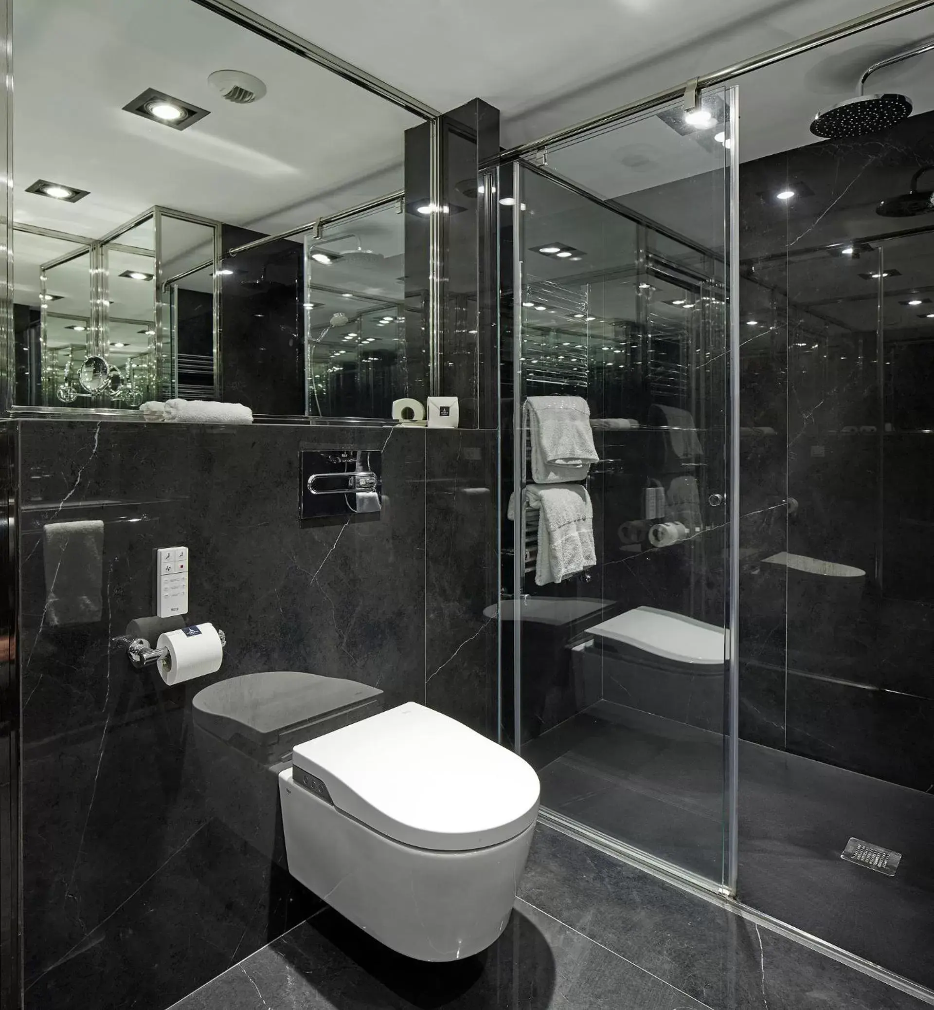 Bathroom in Hotel de Londres y de Inglaterra