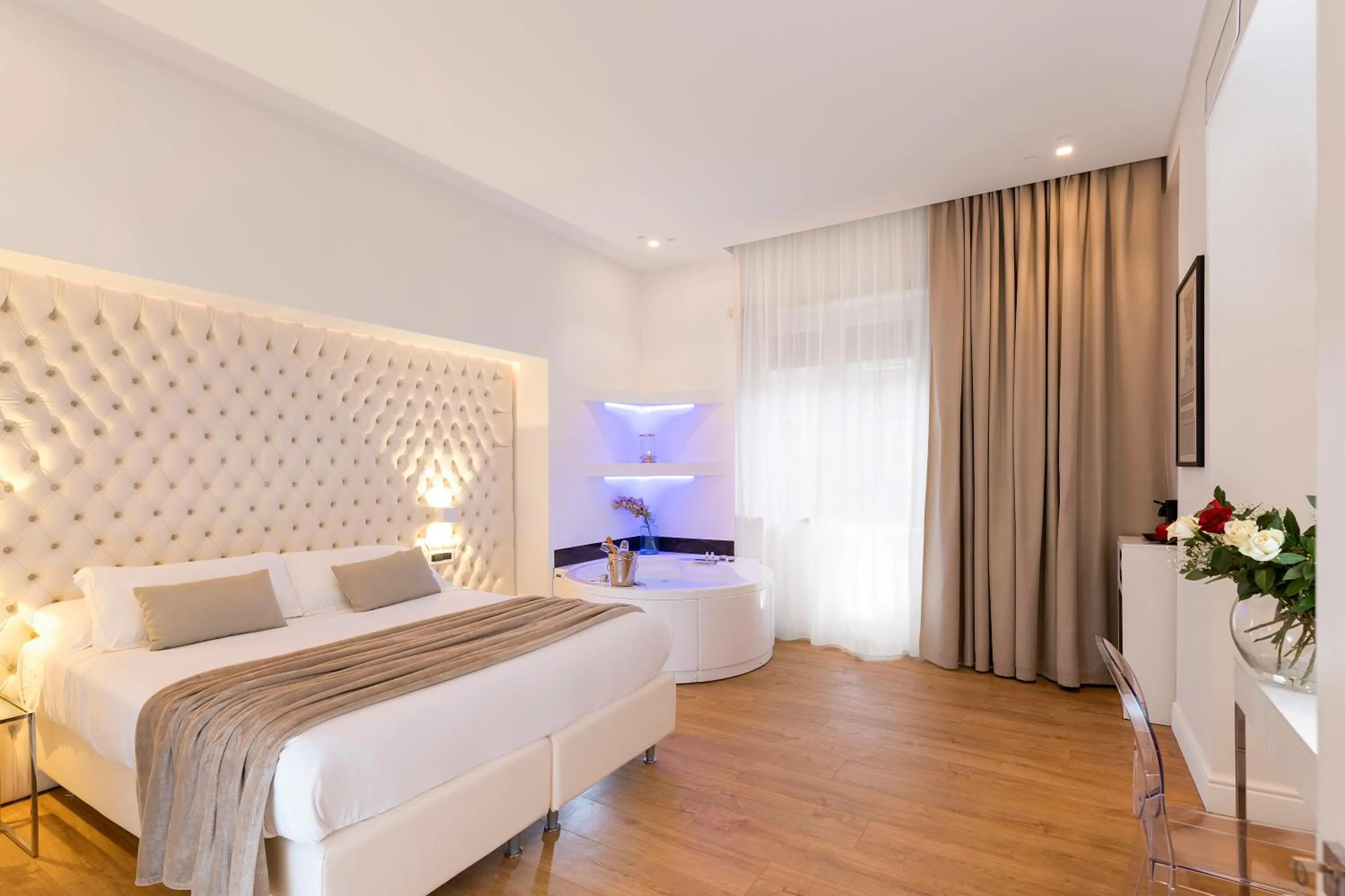 Hot Tub, Bed in Vatican Style