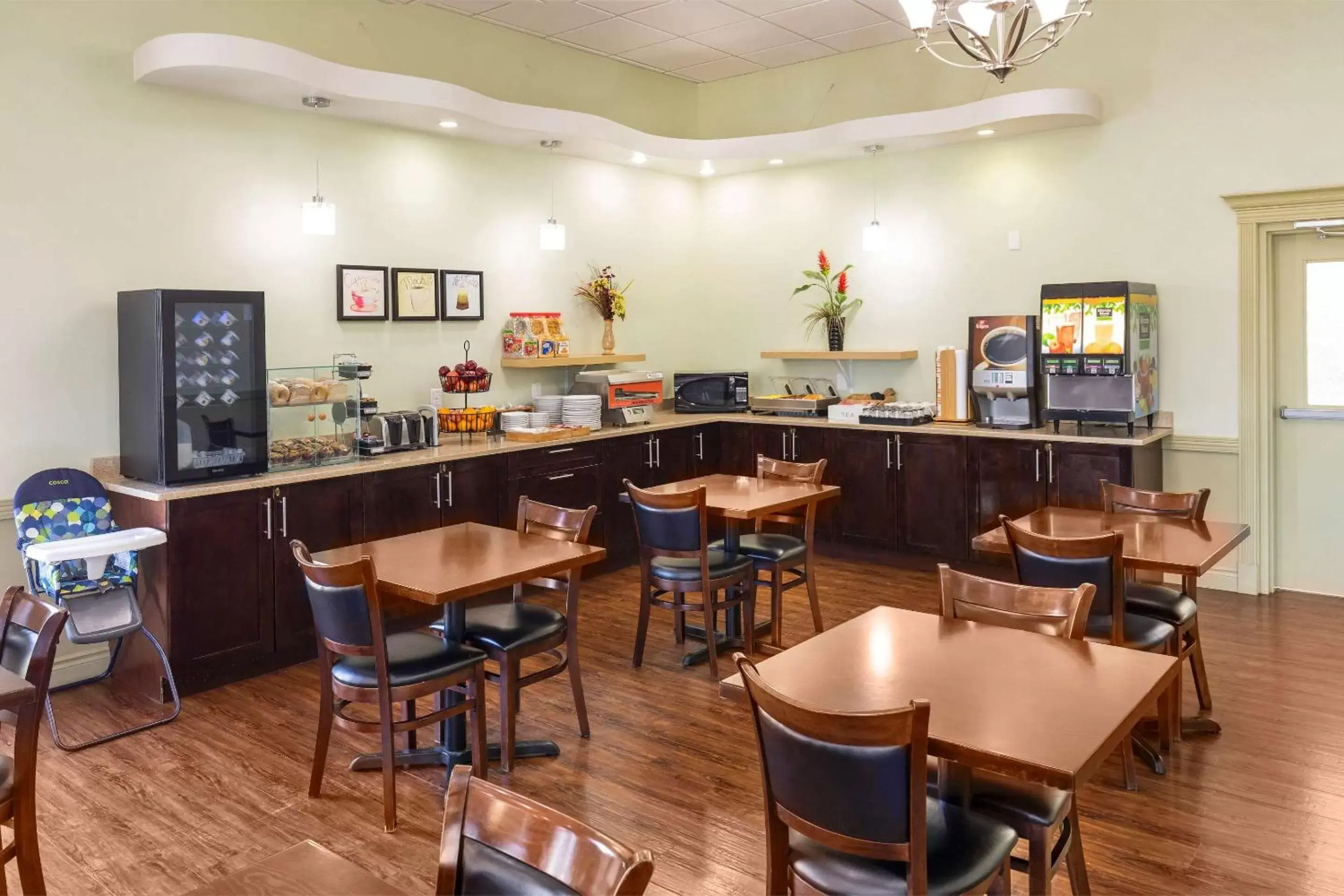 Breakfast, Restaurant/Places to Eat in Quality Inn & Suites