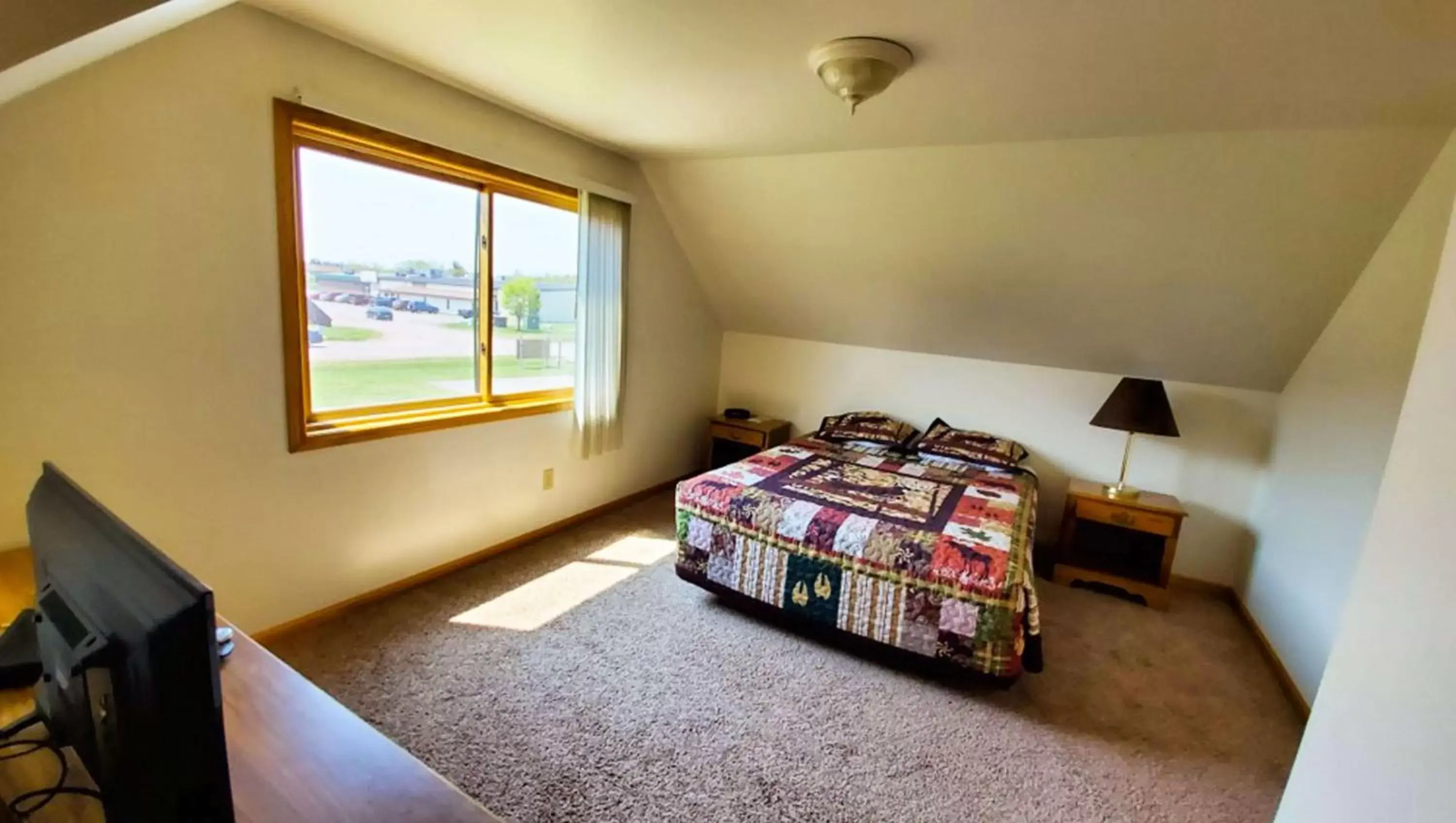 Photo of the whole room, Bed in Jasper Ridge Inn Ishpeming