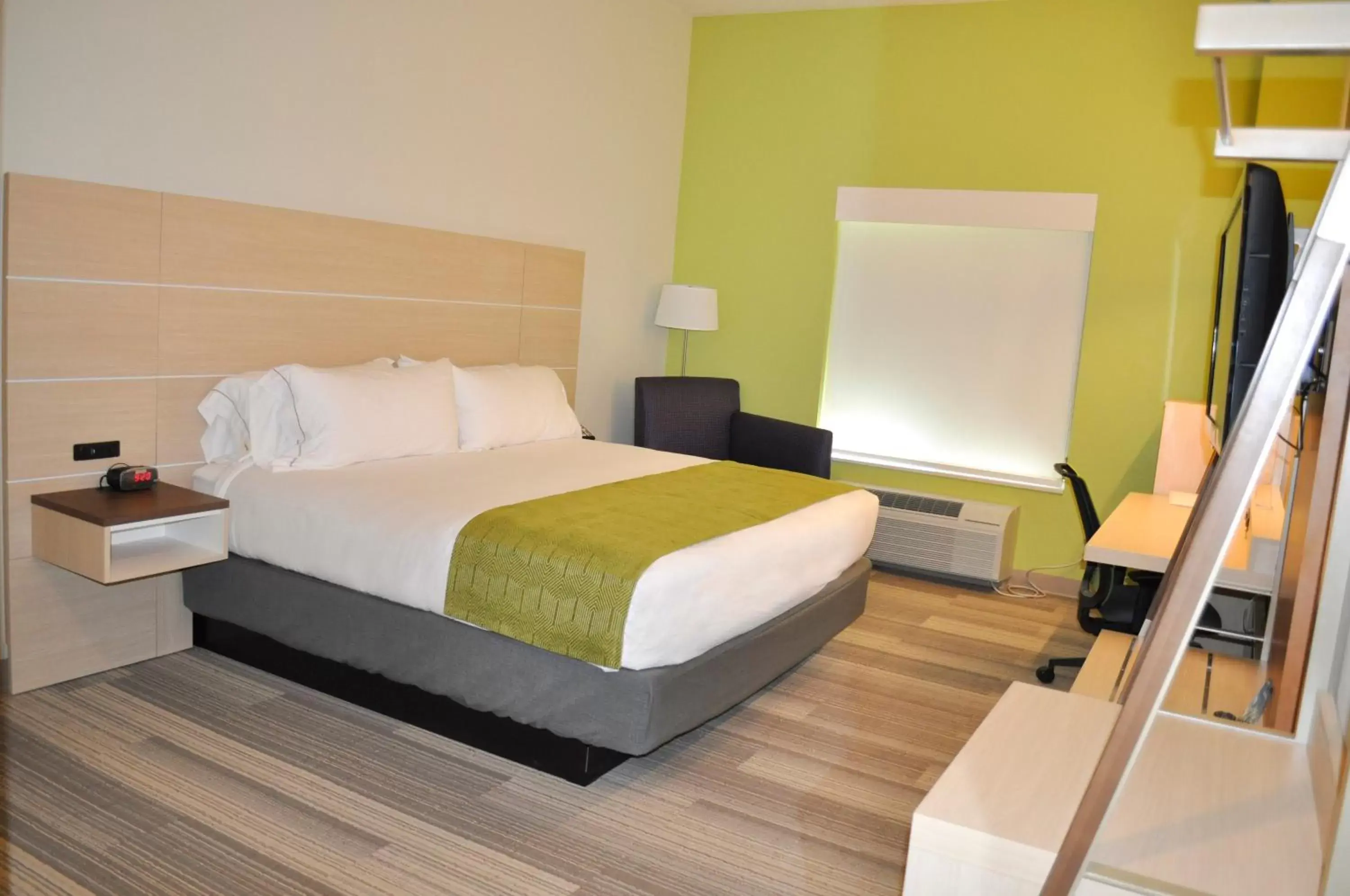 Photo of the whole room, Bed in Holiday Inn Express & Suites Price, an IHG Hotel