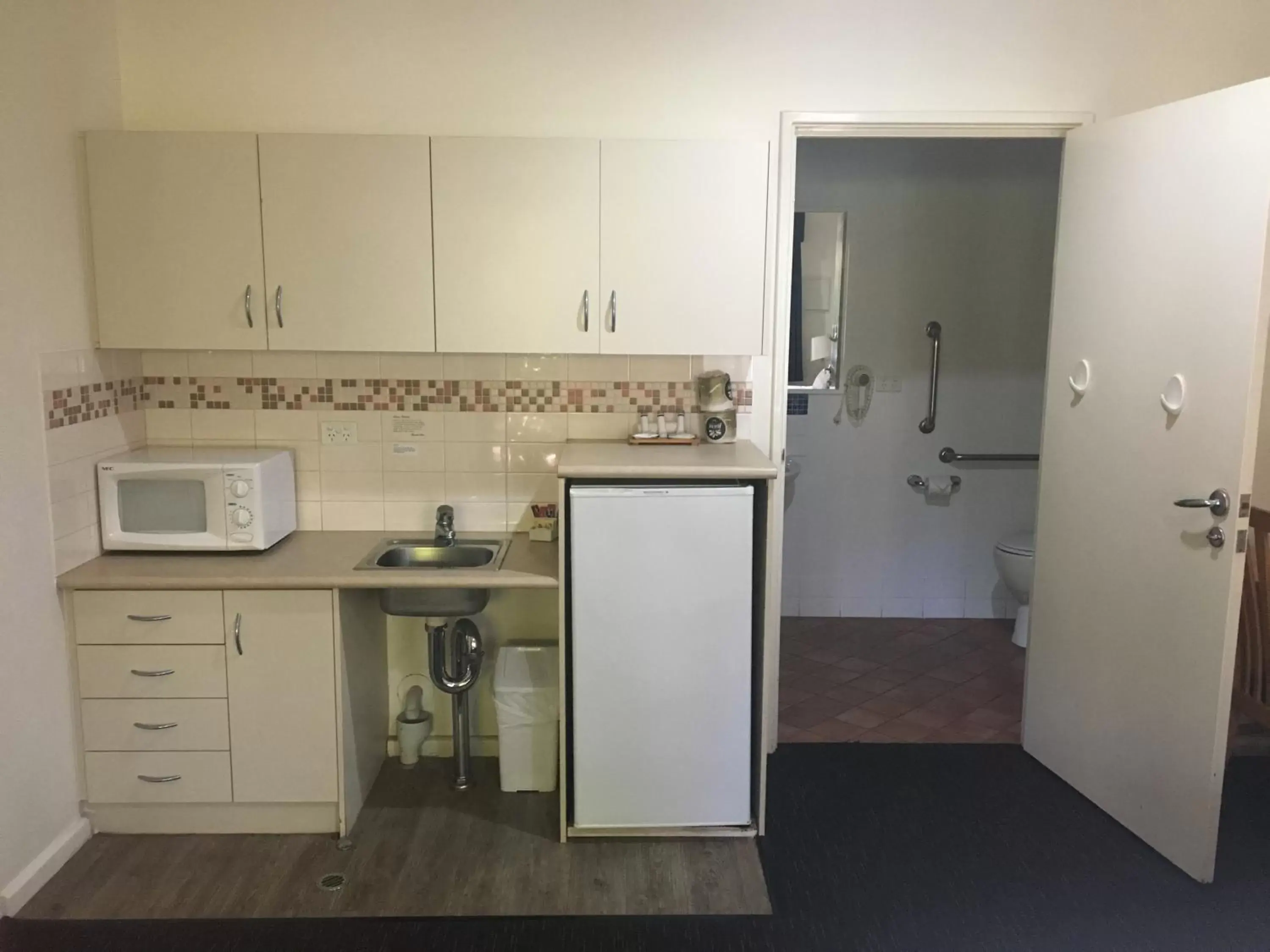 Kitchen or kitchenette, Kitchen/Kitchenette in Karratha Central Apartments