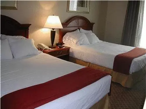 Bedroom, Bed in Holiday Inn Express Hotel & Suites Erie-Summit Township, an IHG Hotel