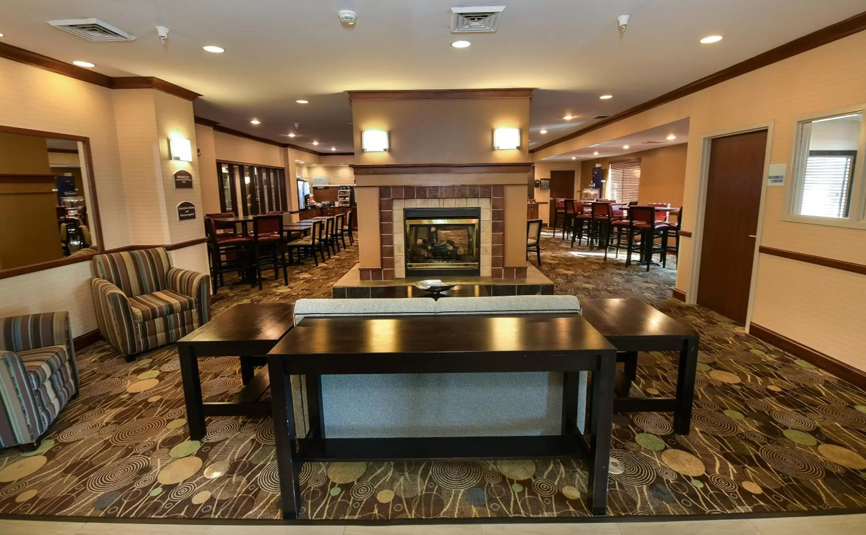 Property building, Lounge/Bar in Holiday Inn Express Hotel & Suites Grand Forks, an IHG Hotel