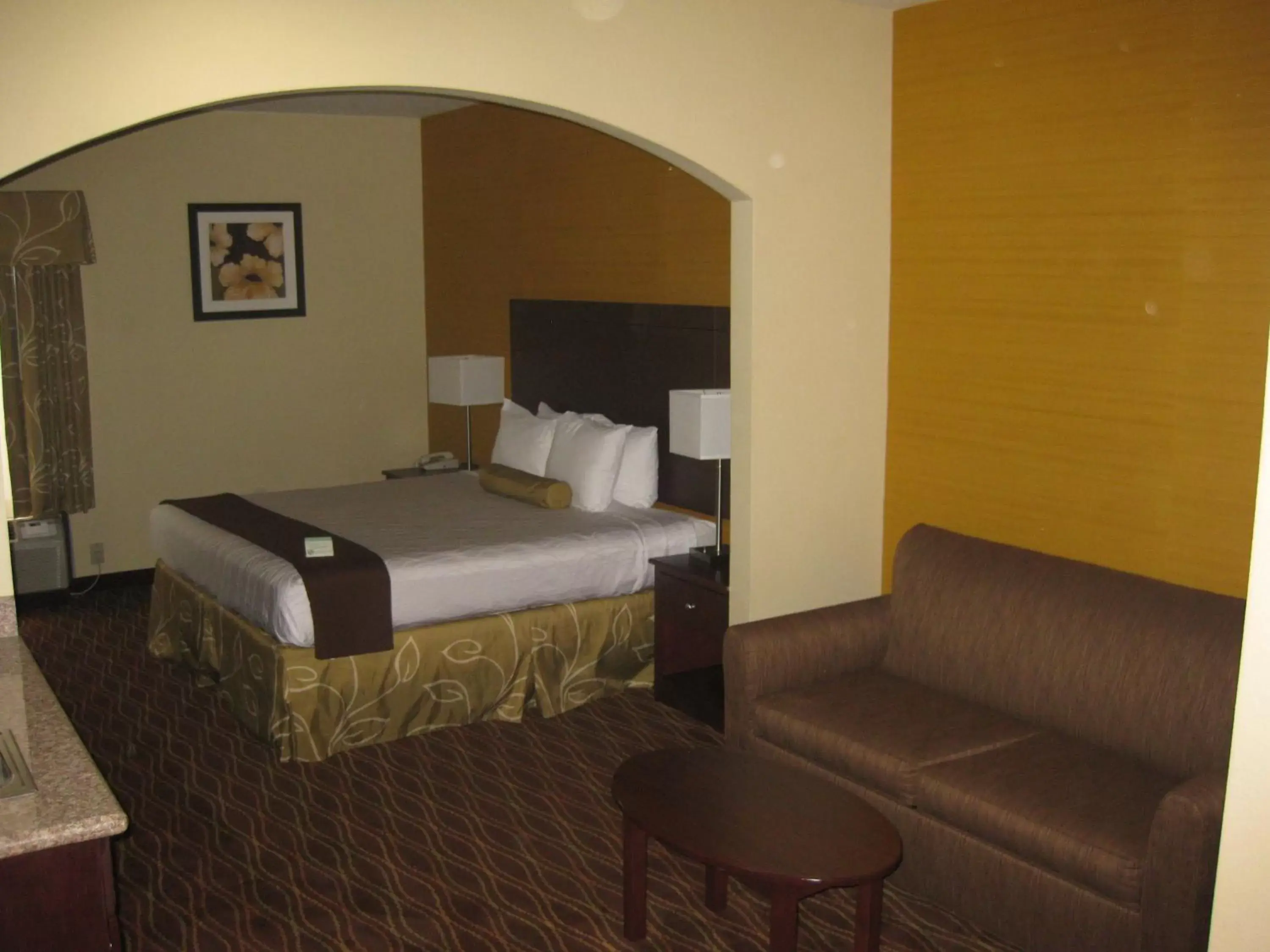 Seating area, Room Photo in Best Western Plus Springfield Airport Inn