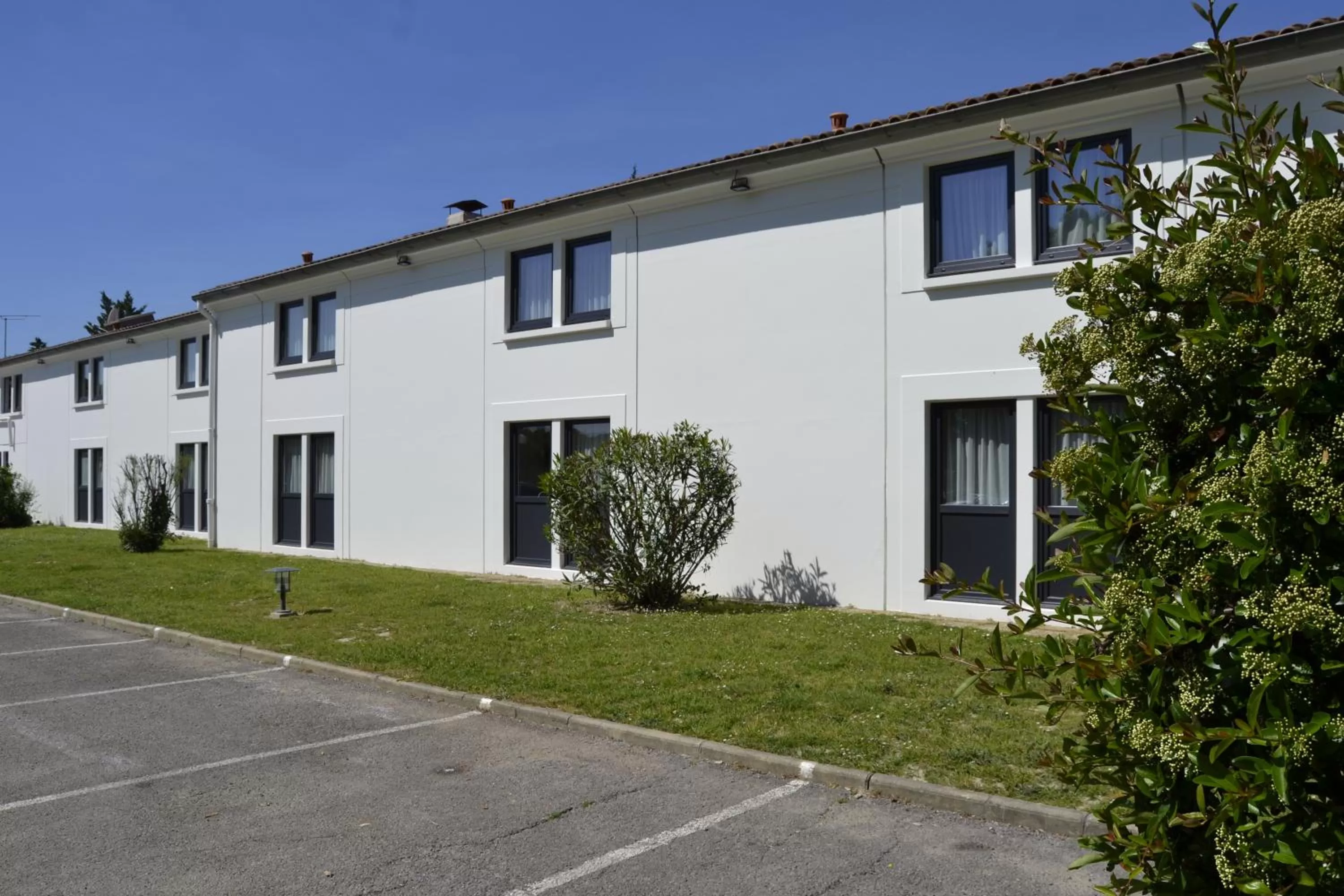 Facade/entrance in Hotel du Parc Euromédecine by AKENA