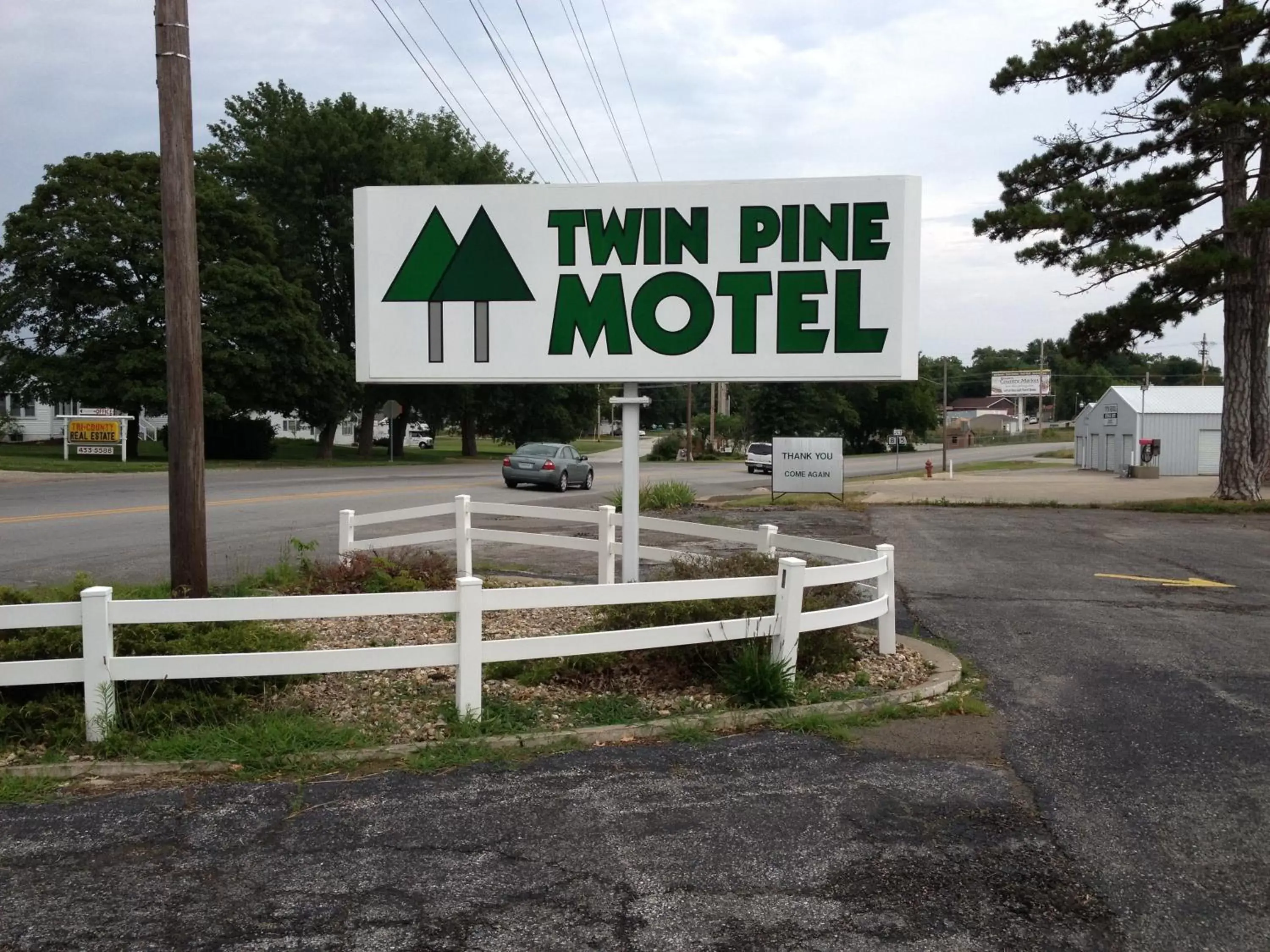 Twin Pine Motel