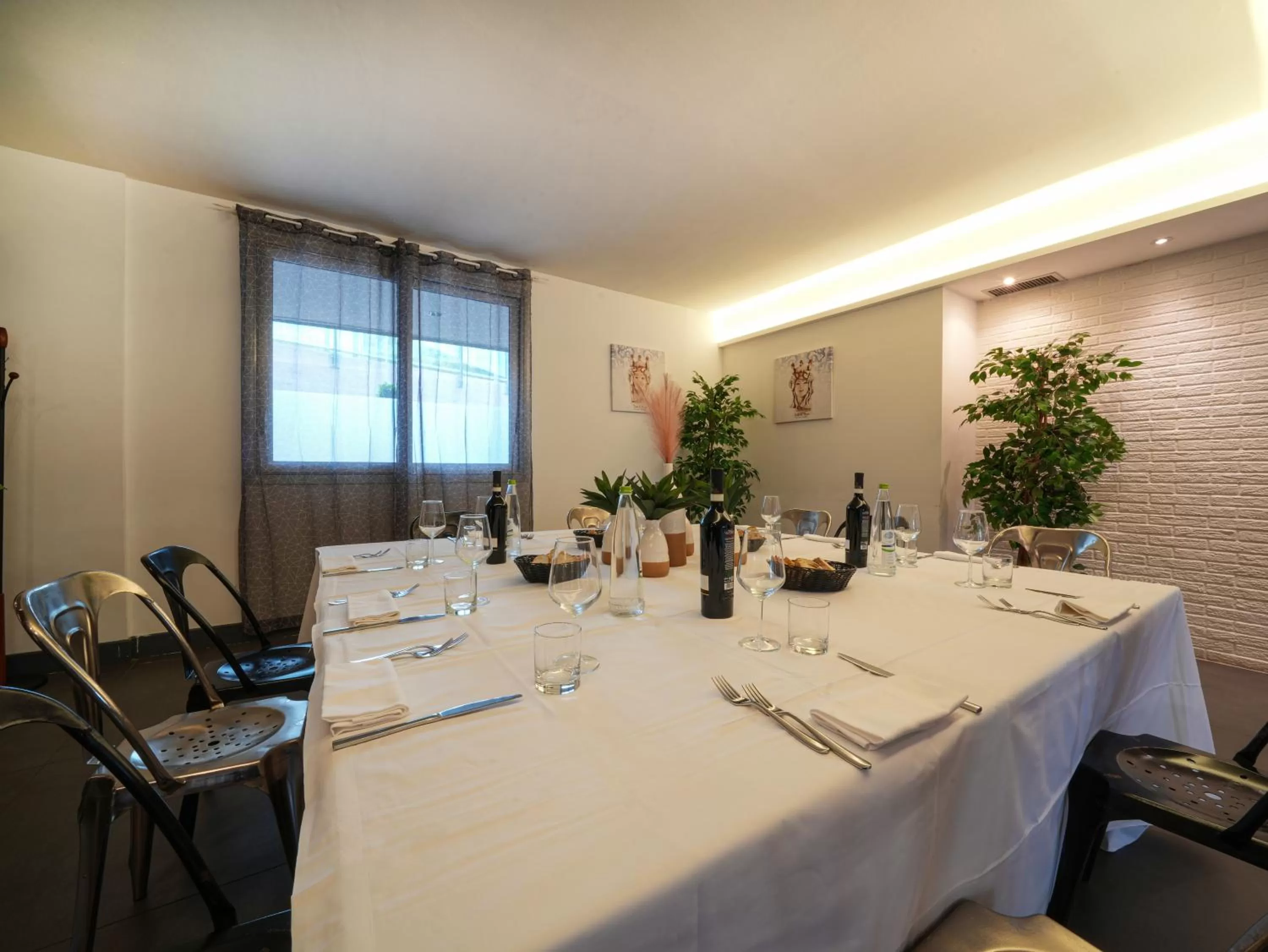 Dining area in La Meridiana Bleisure Hotel