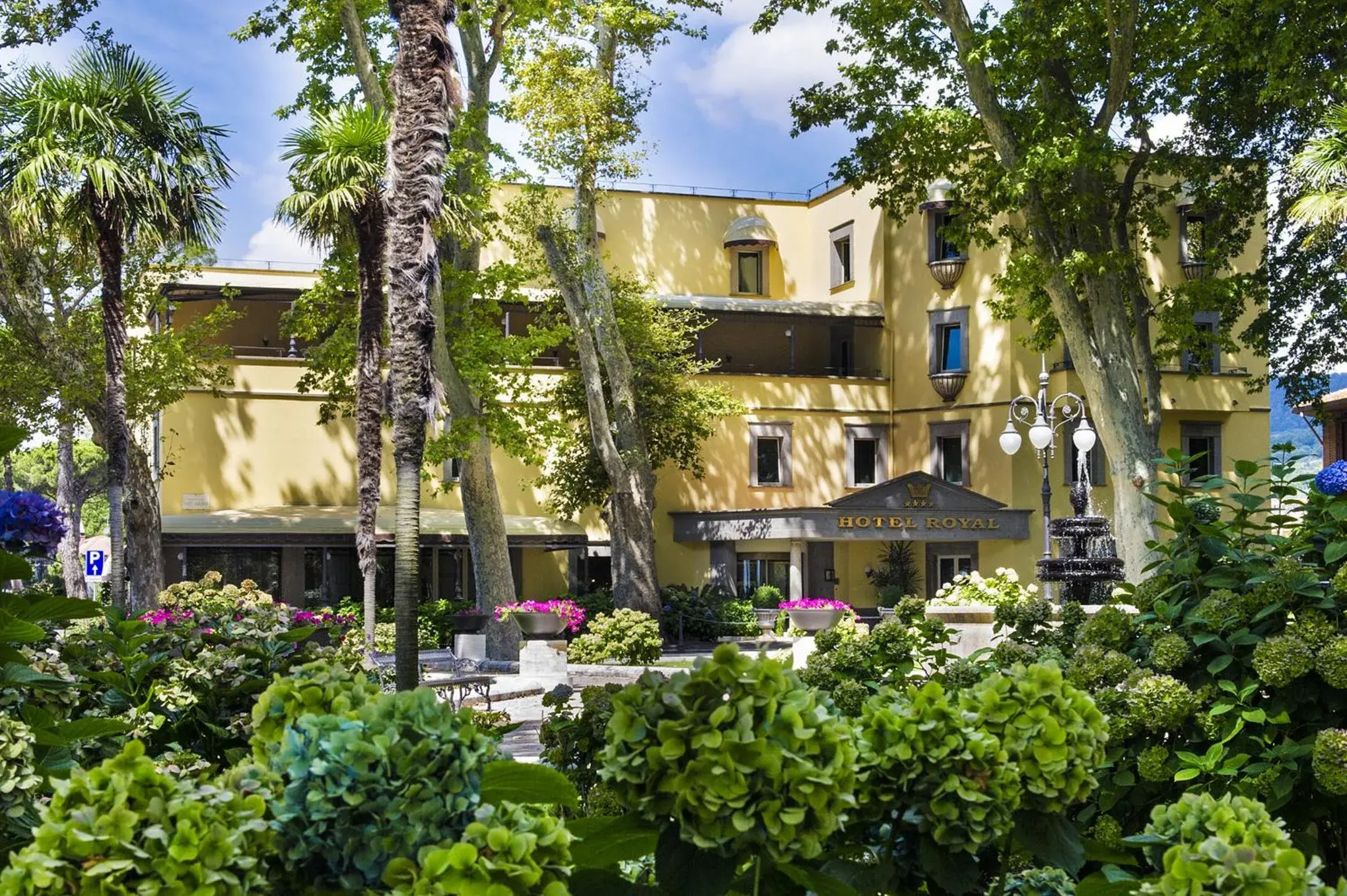 Facade/entrance, Property Building in Hotel Royal