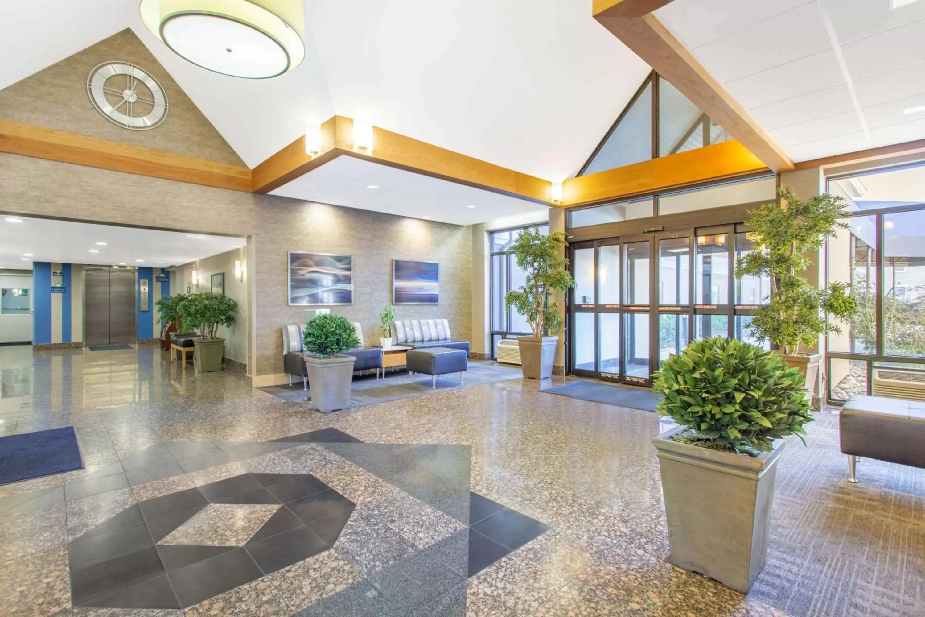 Lobby or reception, Lobby/Reception in Days Inn by Wyndham Lanham Washington DC