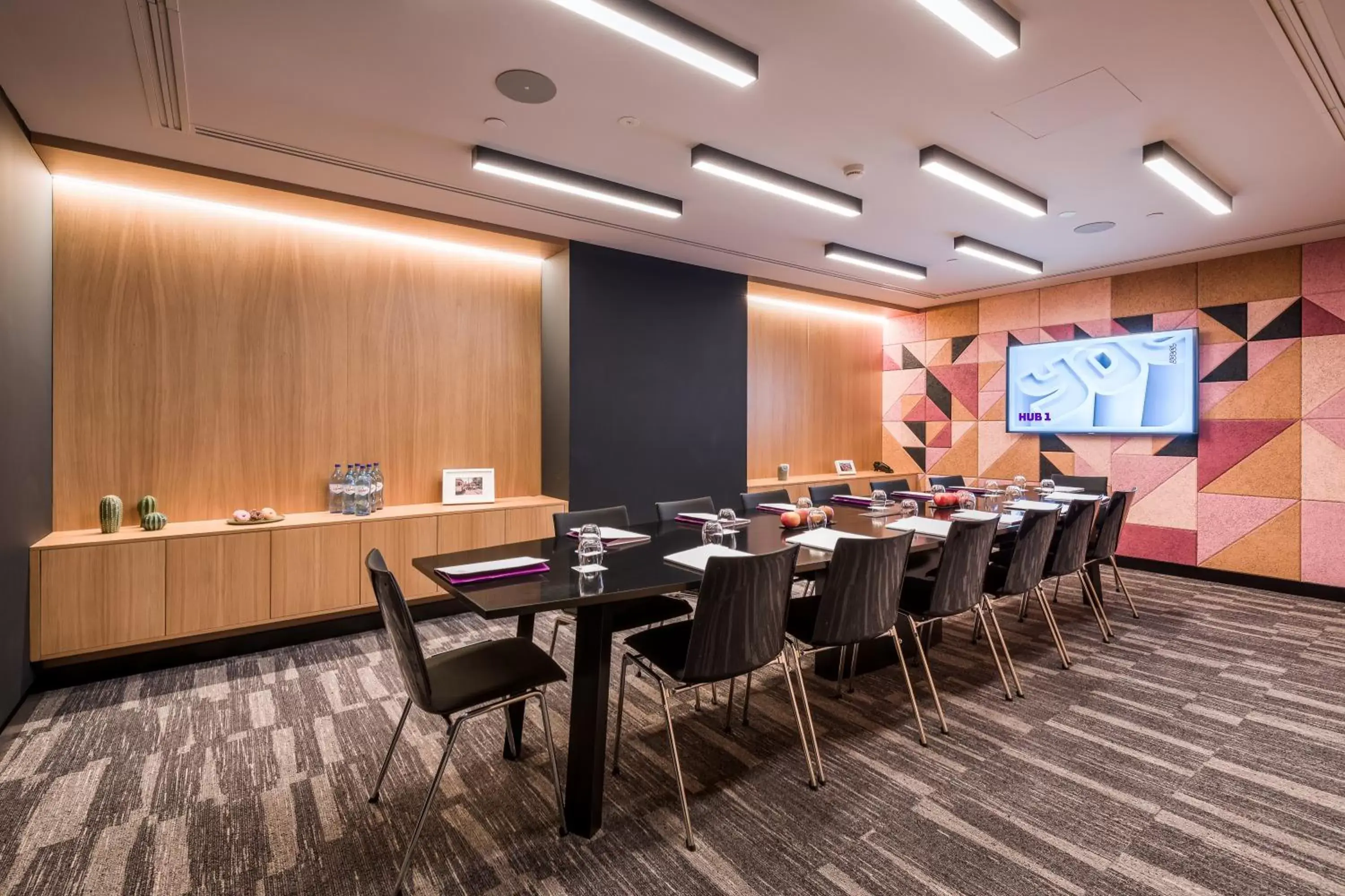 Meeting/conference room in YOTEL Porto